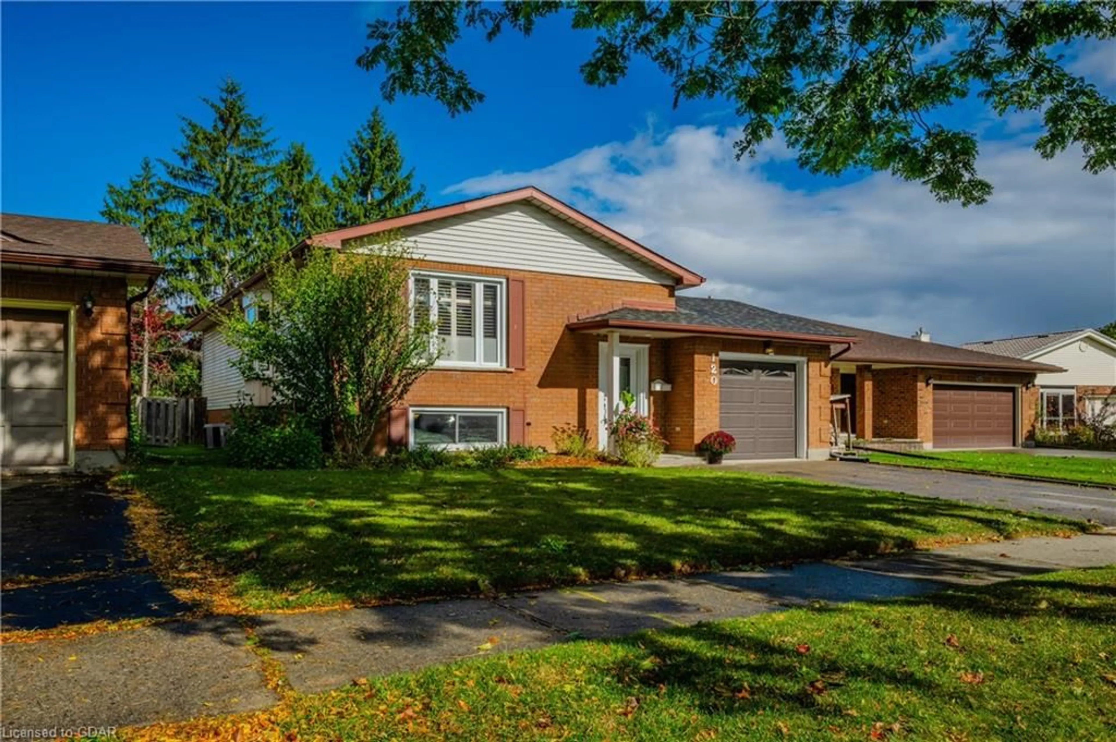 Frontside or backside of a home, cottage for 120 Oakhurst Cres, Kitchener Ontario N2B 3K3