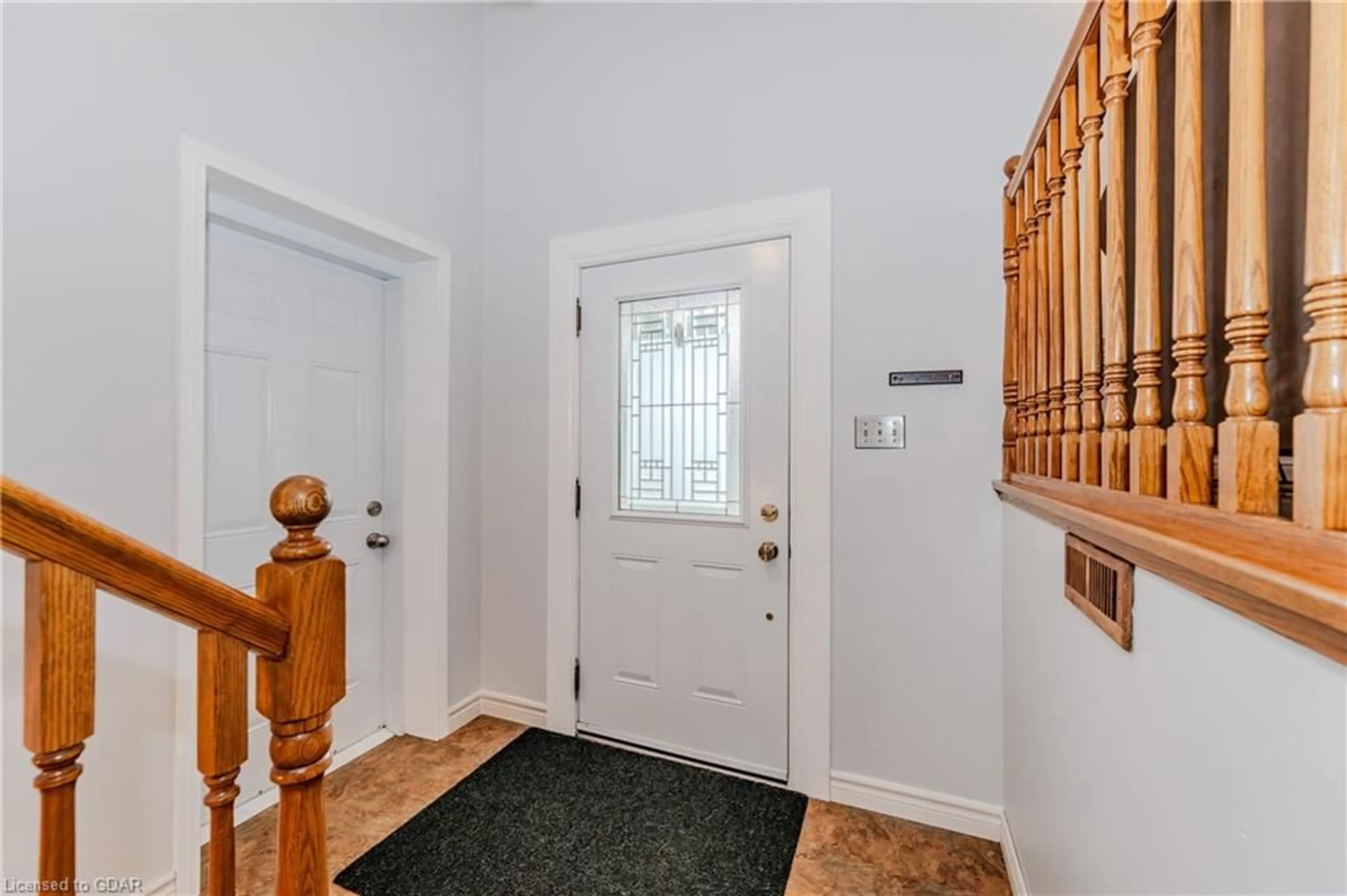 Indoor entryway, wood floors for 120 Oakhurst Cres, Kitchener Ontario N2B 3K3