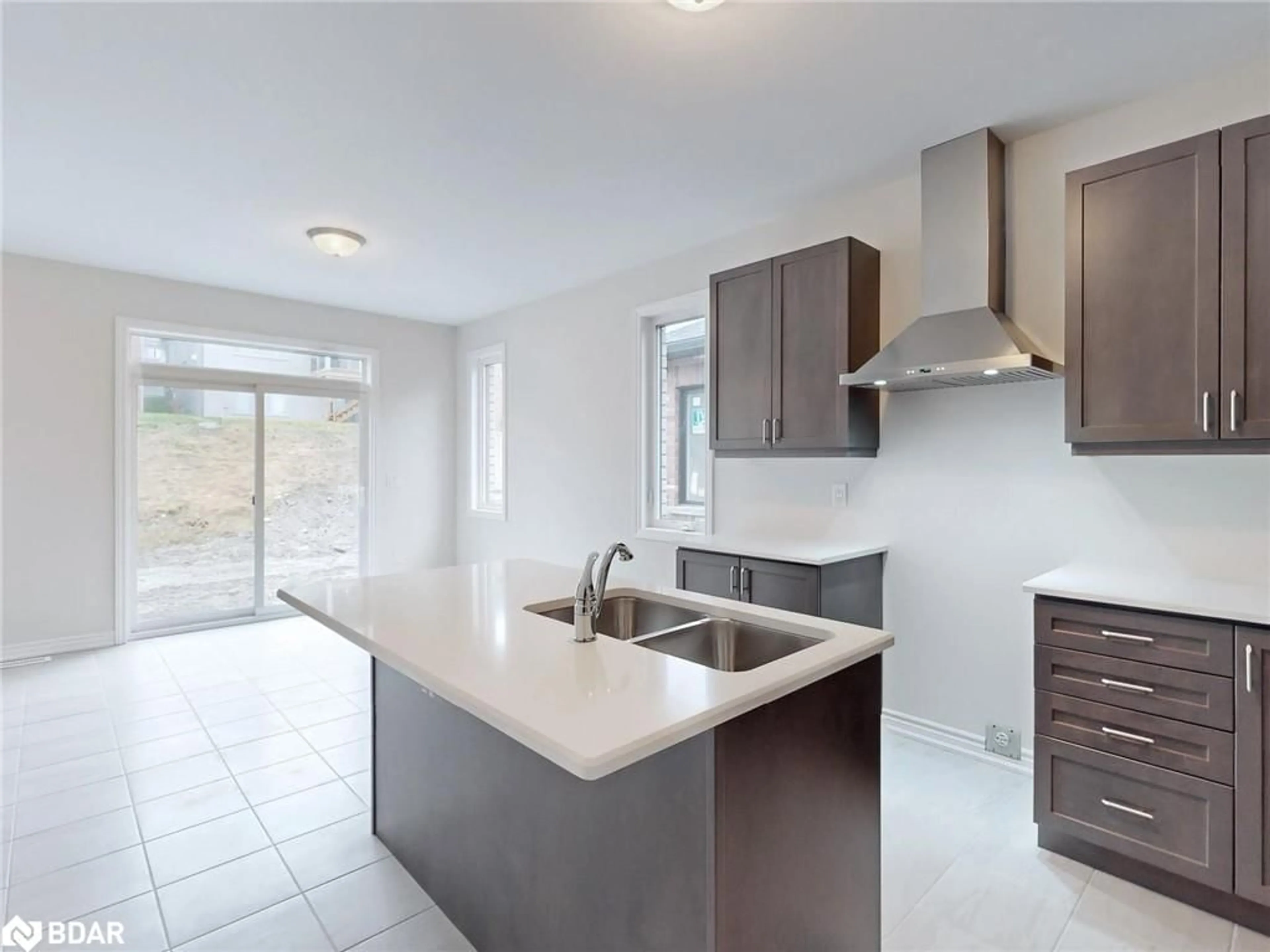 Open concept kitchen for 2964 Monarch Dr, Orillia Ontario L3V 8M8