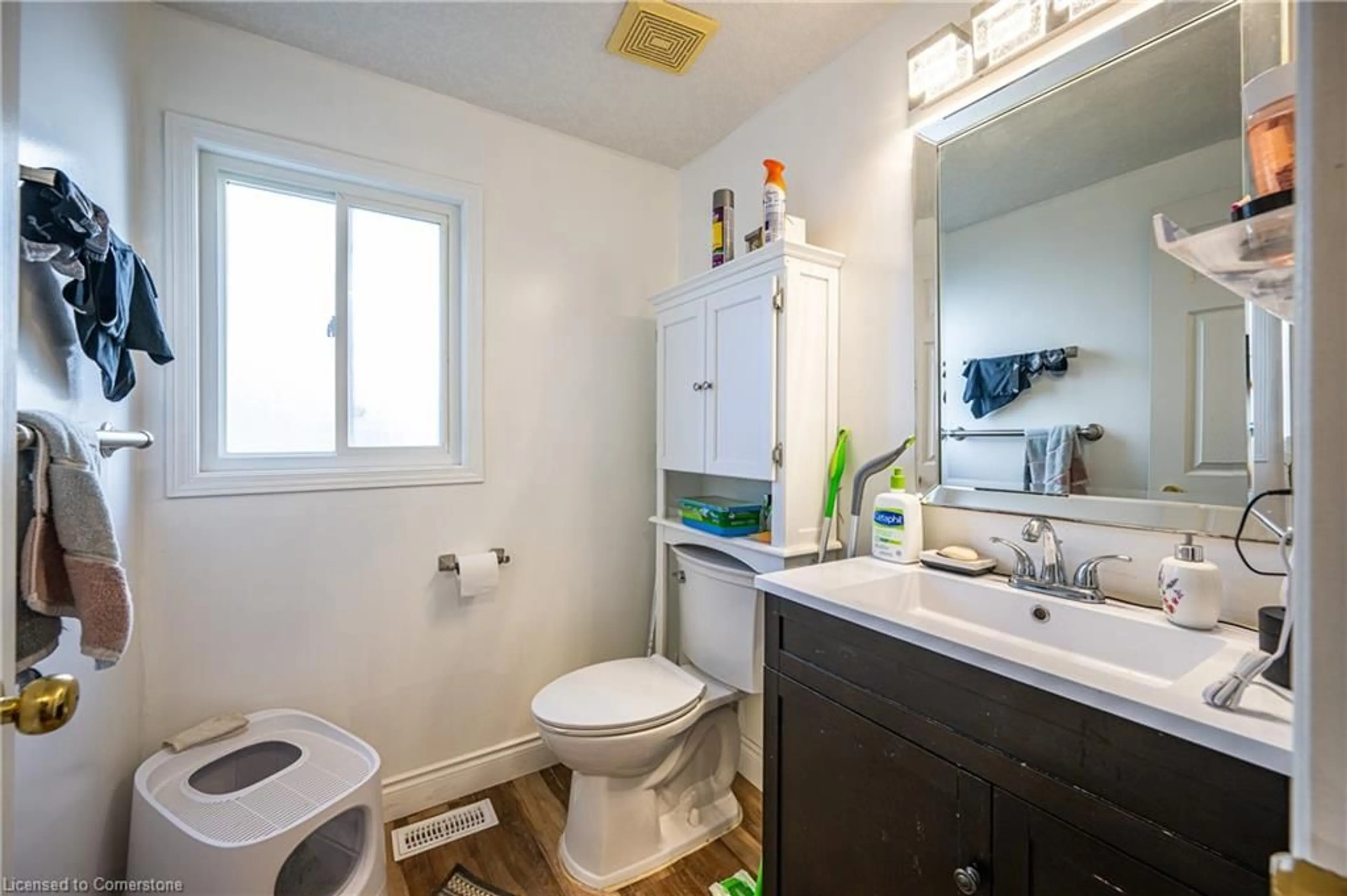 Standard bathroom for 39 Dahlia St, Kitchener Ontario N2E 3Y9