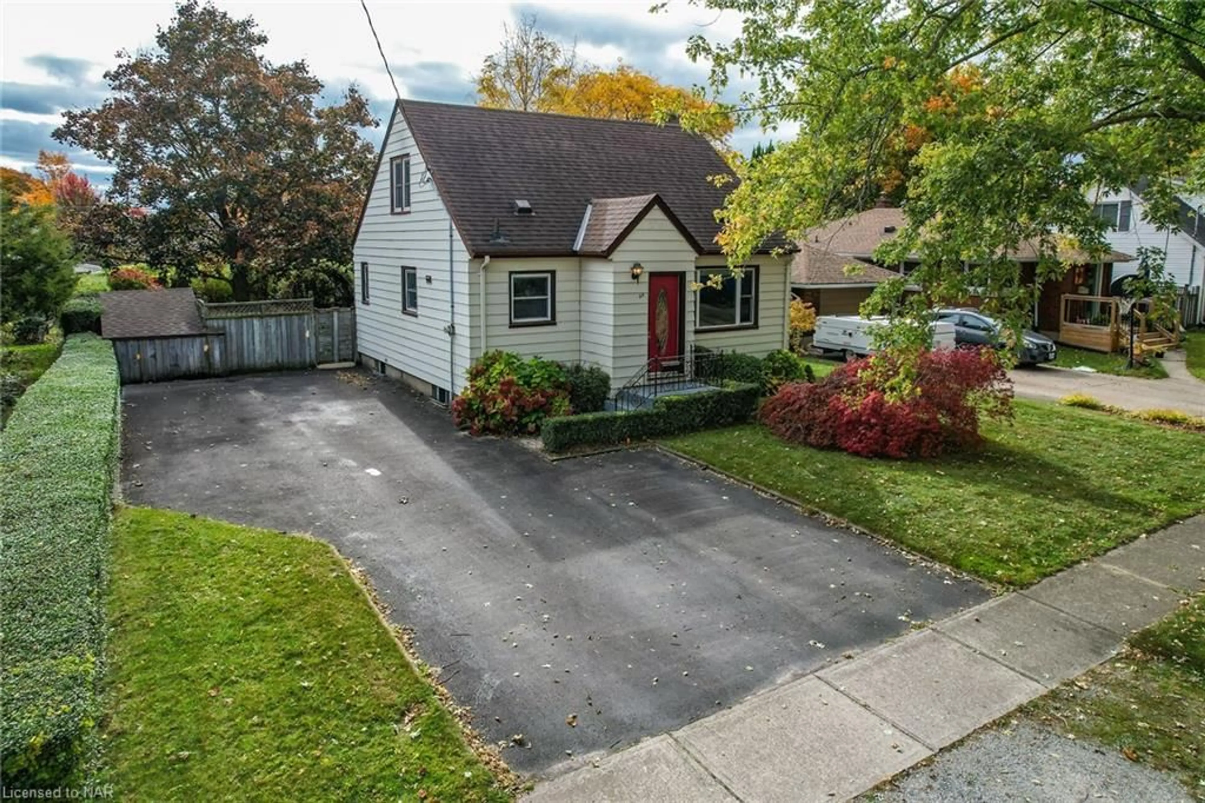 Frontside or backside of a home, cottage for 20 Heywood Ave, St. Catharines Ontario L2M 2M8