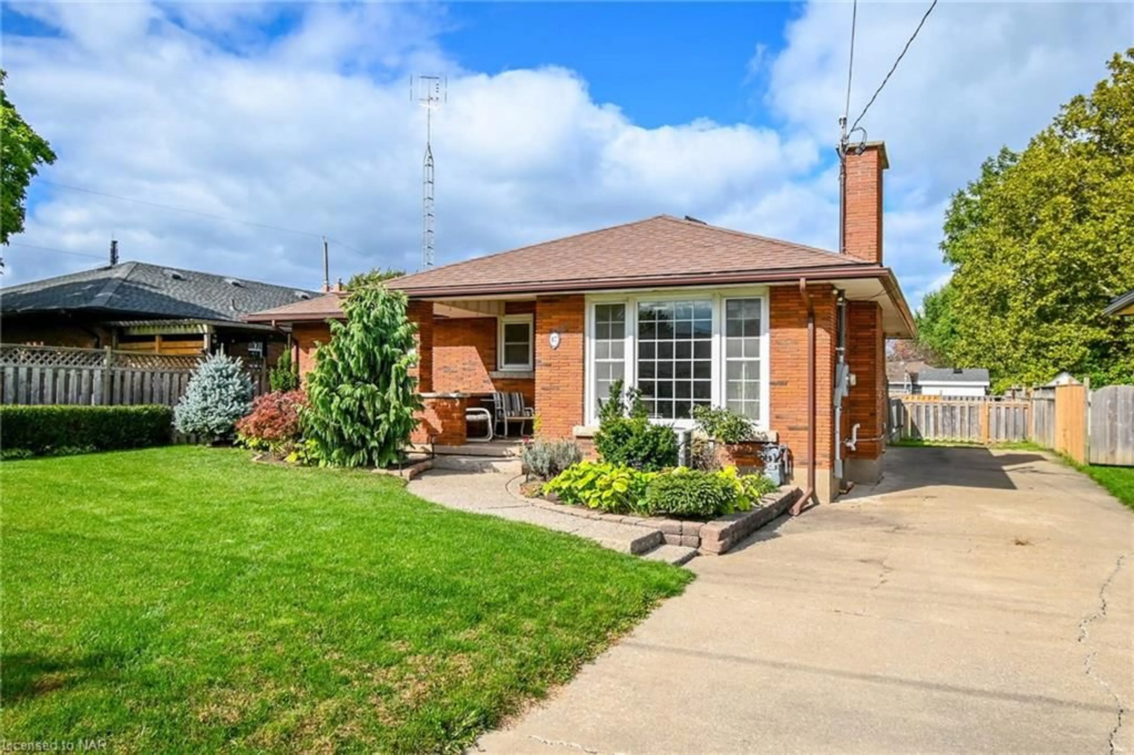 Frontside or backside of a home, cottage for 17 Tamarack Ave, St. Catharines Ontario L2M 3B8