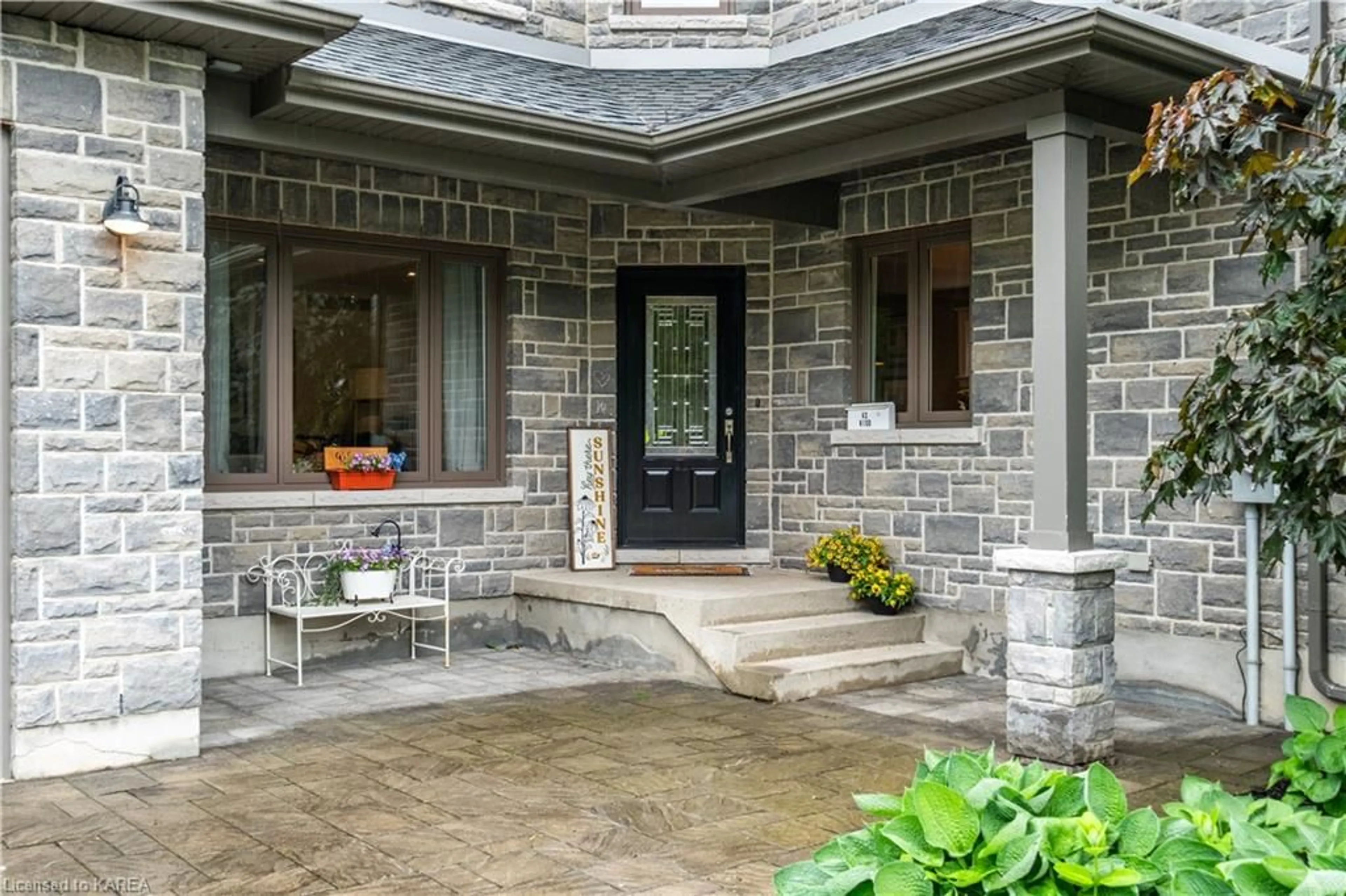 Indoor entryway, cement floor for 43 Kidd Dr, Amherstview Ontario K7N 1V5