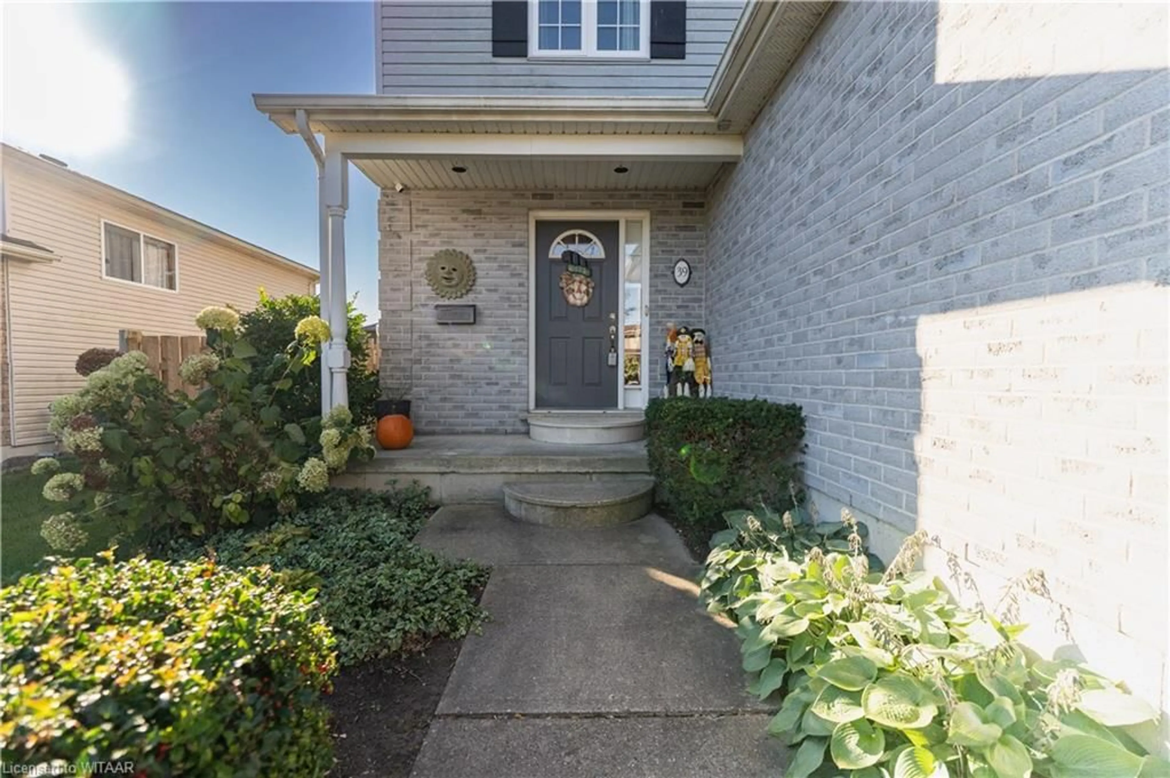 Indoor entryway, carpet floors for 39 Beech Blvd, Tillsonburg Ontario N4G 5R8