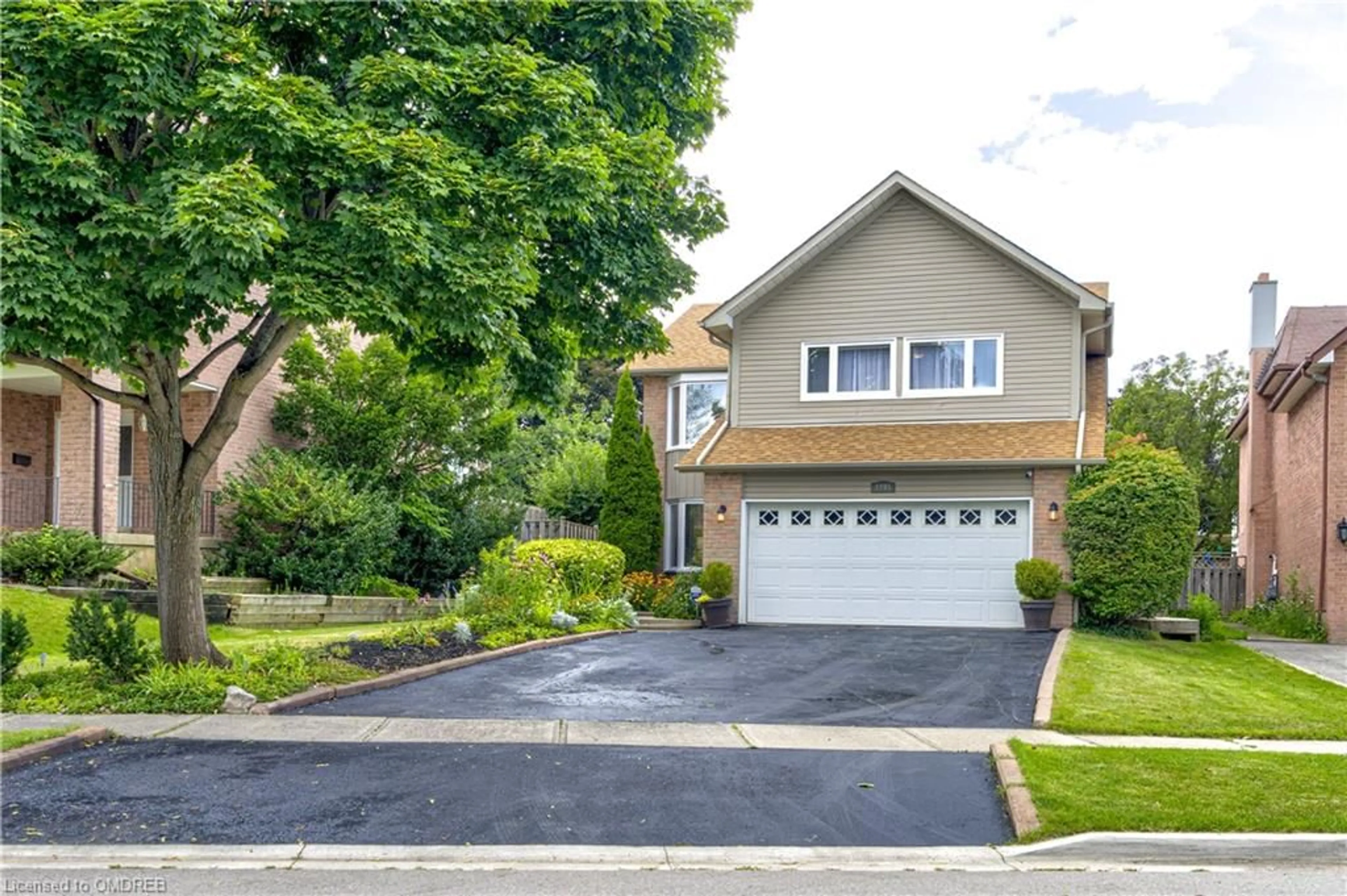 Frontside or backside of a home, the street view for 1095 Queens Ave, Oakville Ontario L6H 4K9