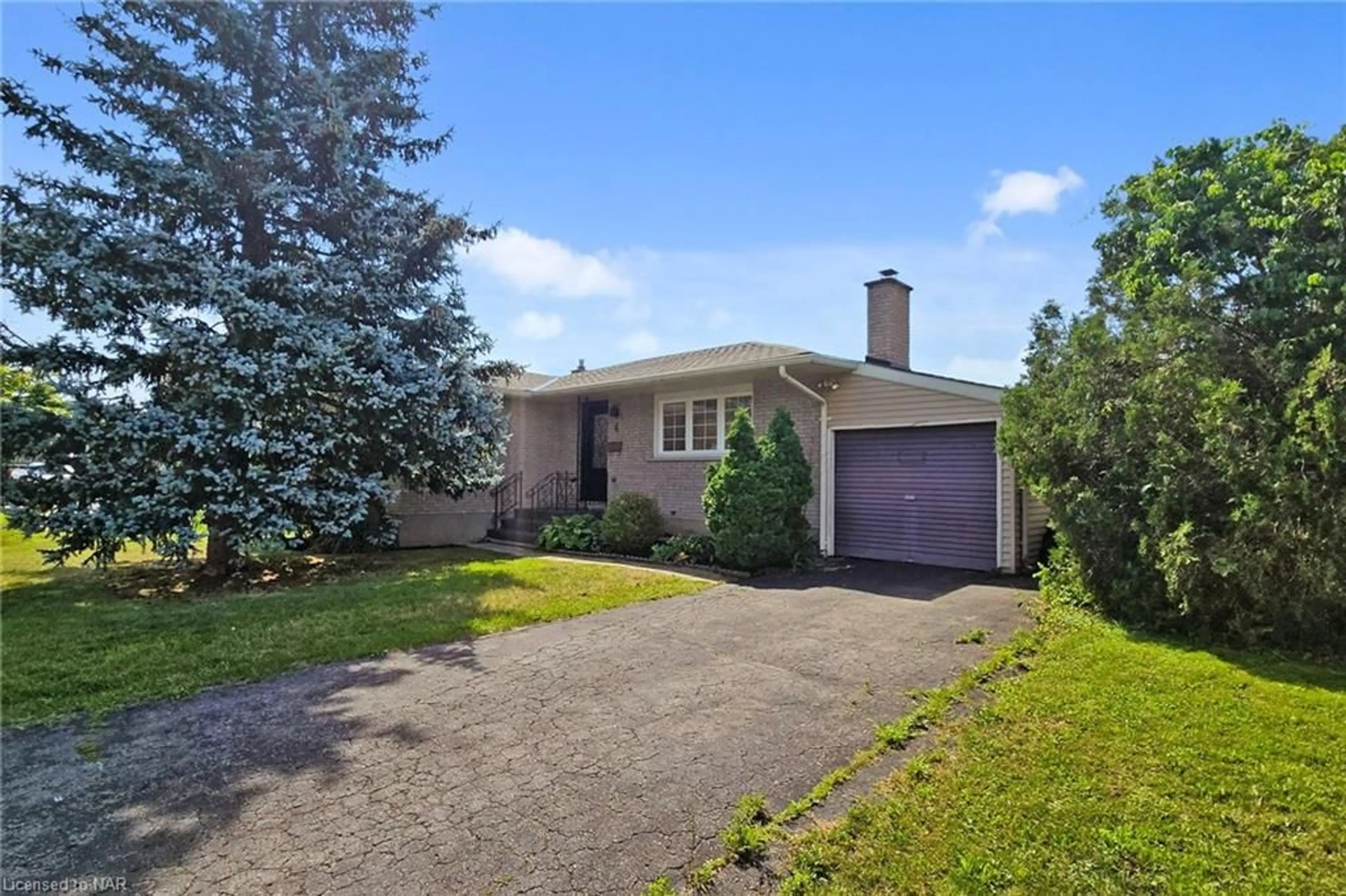 Frontside or backside of a home, cottage for 4 Chapman Crt, St. Catharines Ontario L2M 6H9