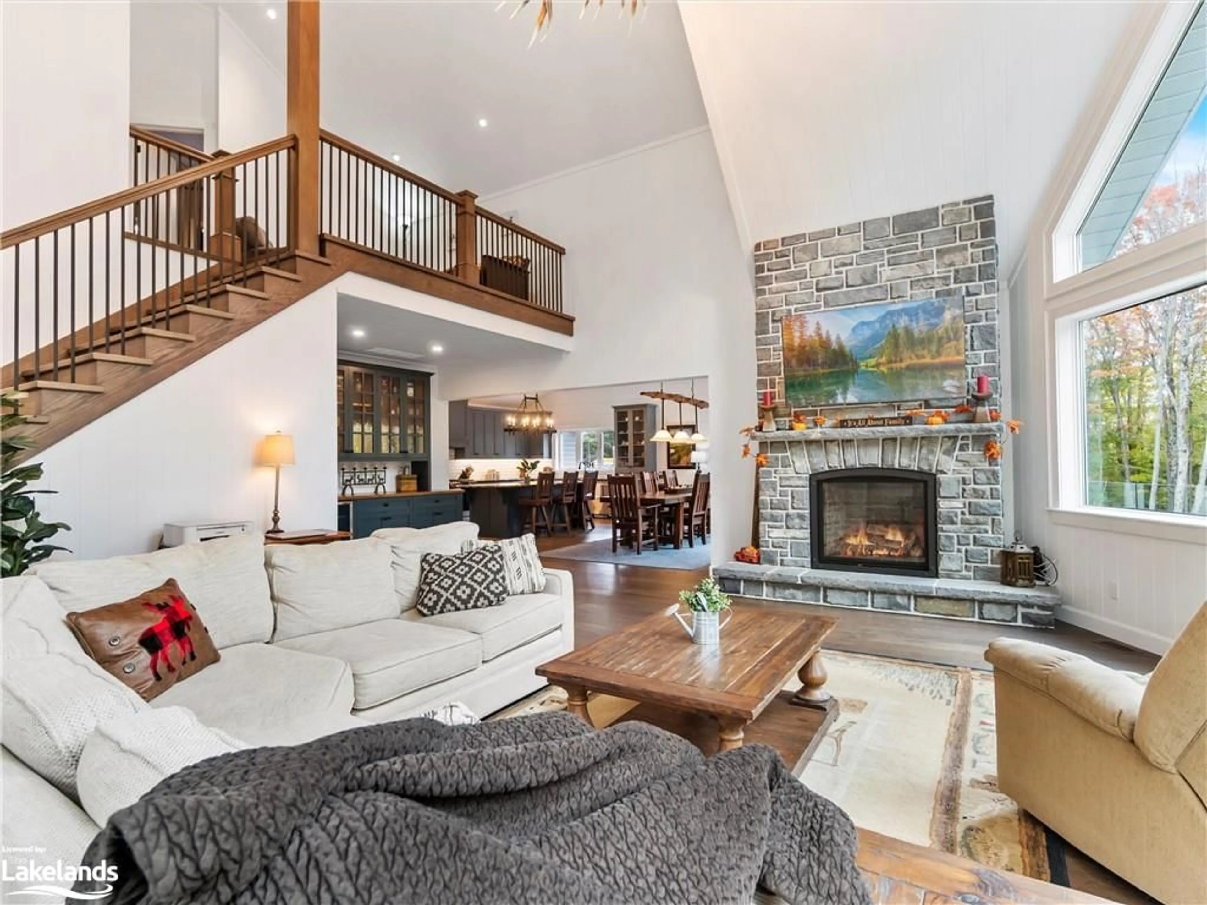 Living room, wood floors for 7 Muskoka Pines Rd, Bracebridge Ontario P1L 0A1