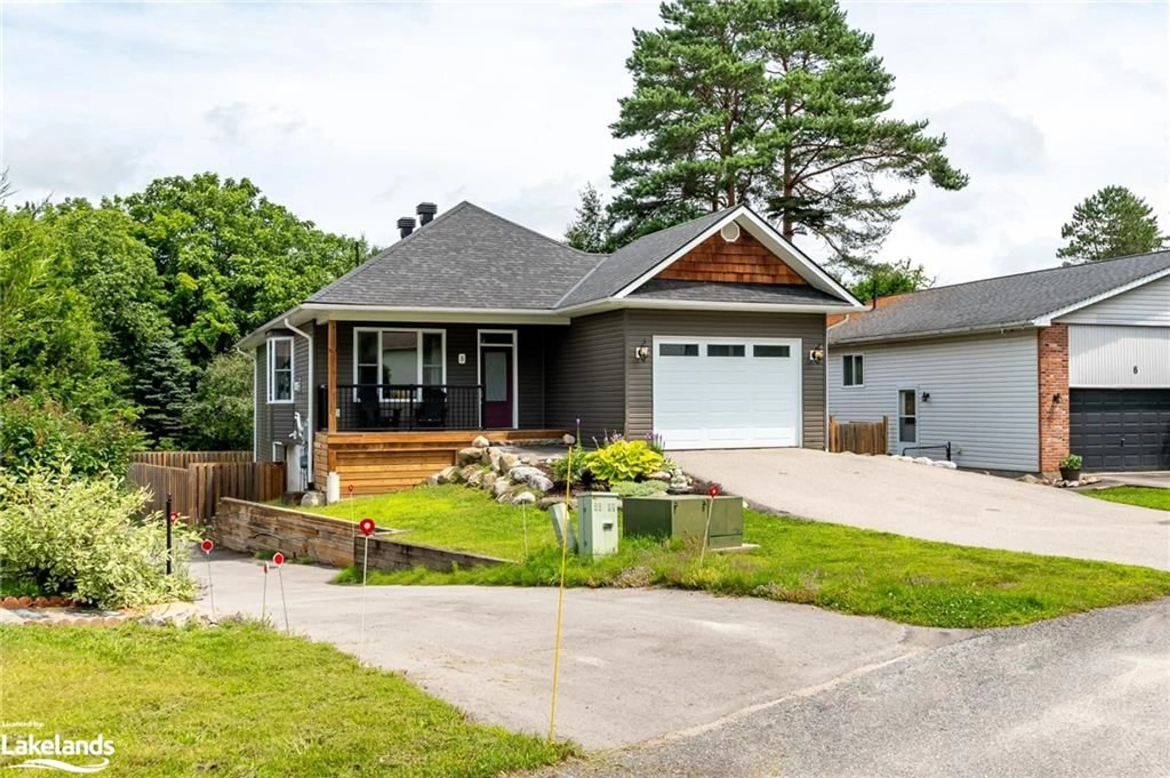 Frontside or backside of a home, cottage for 8 Newhaven Crt, Huntsville Ontario P1H 1M8