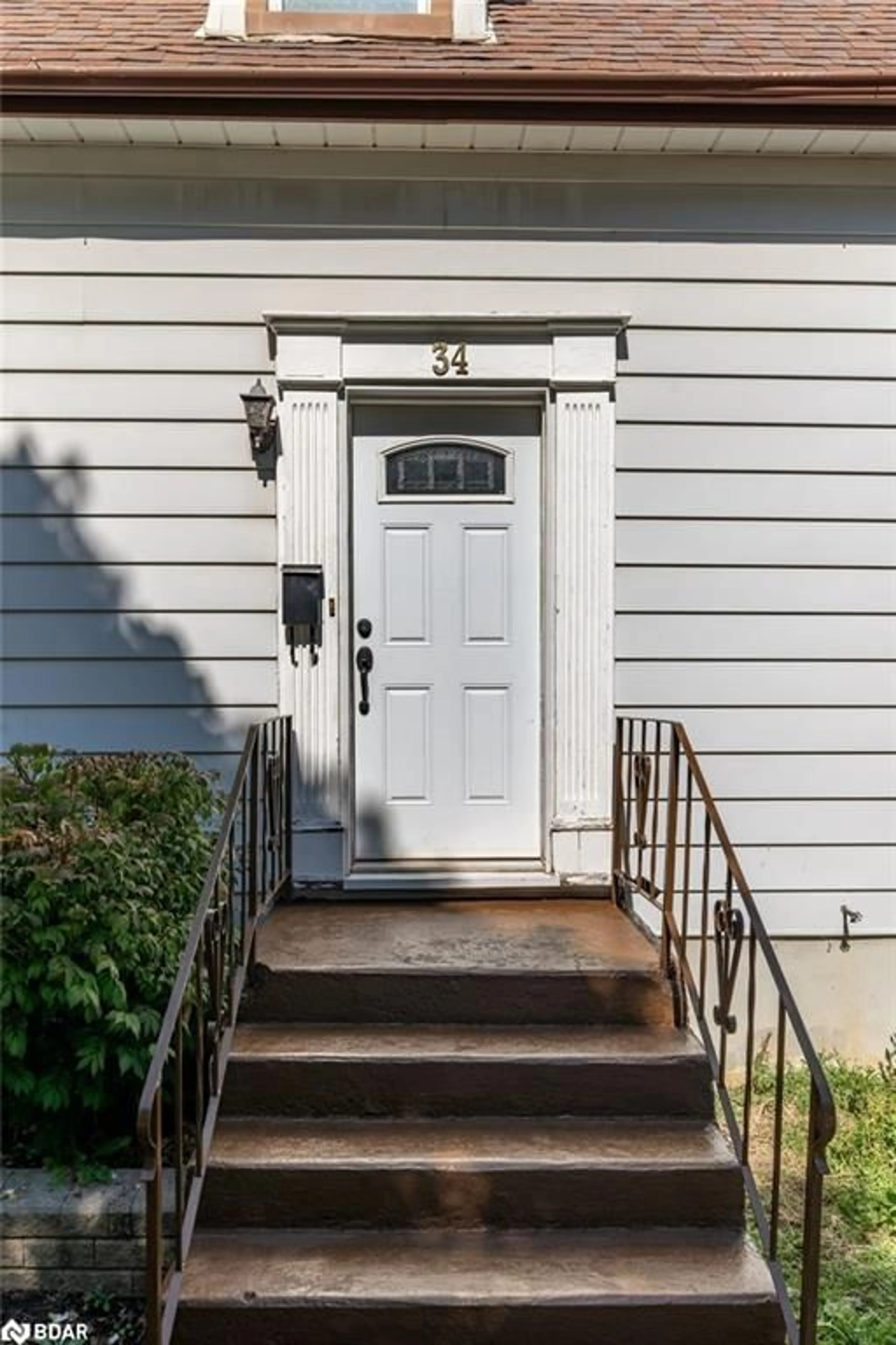 Indoor entryway for 34 Lewis St, Belleville Ontario K8P 1R2