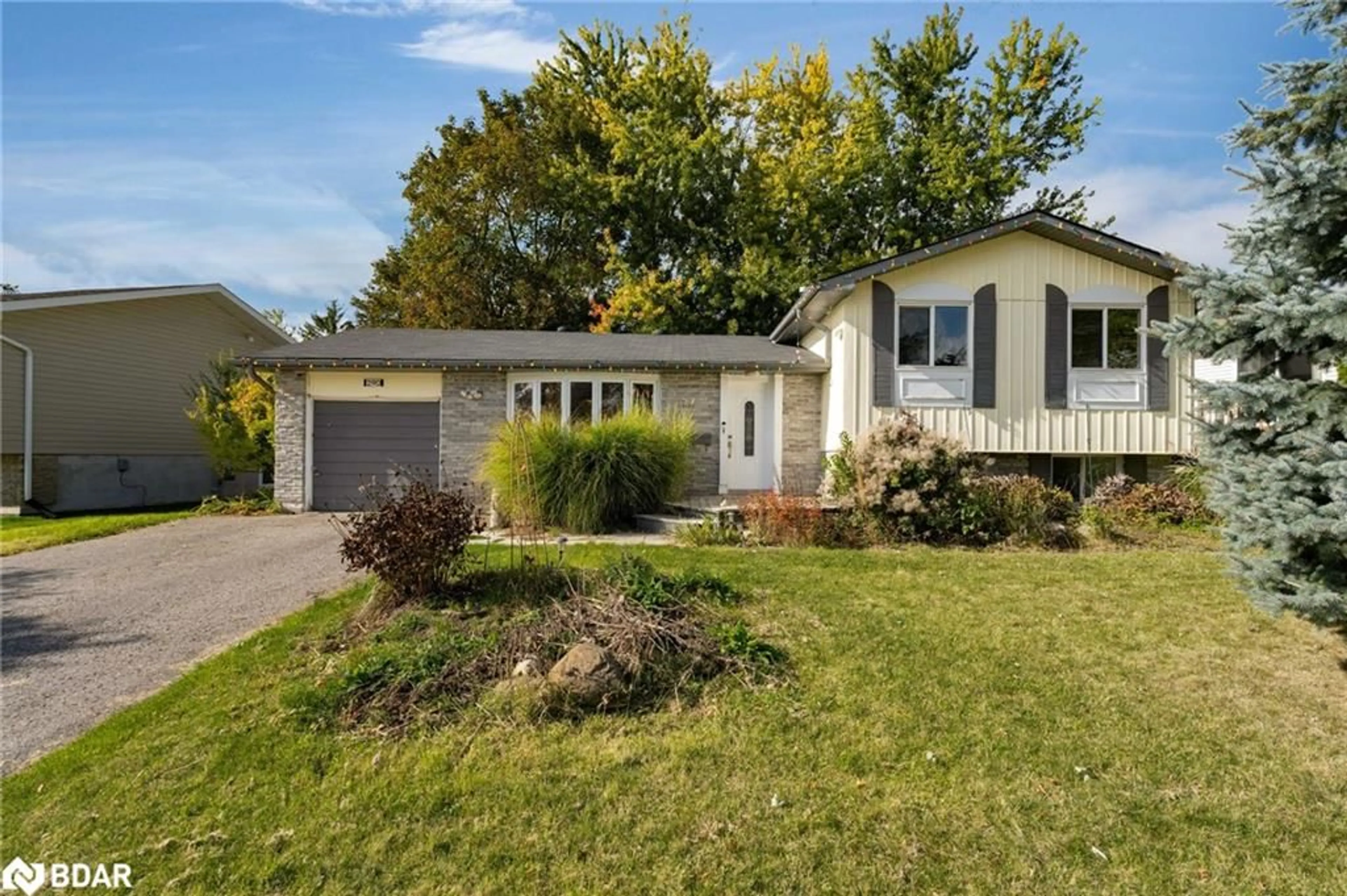 Frontside or backside of a home, cottage for 290 Pine Dr, Barrie Ontario L4N 4H8