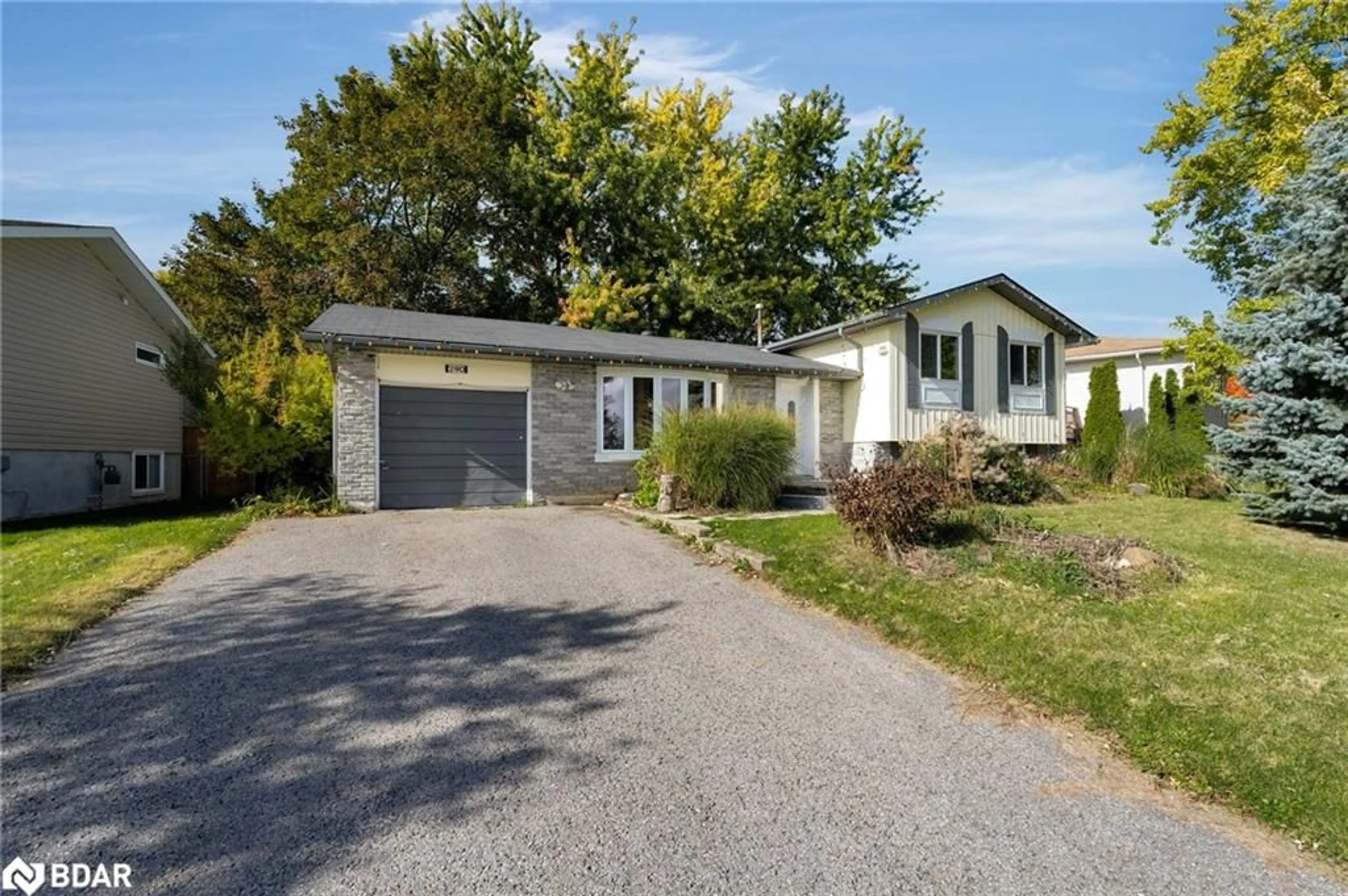 Frontside or backside of a home, cottage for 290 Pine Dr, Barrie Ontario L4N 4H8