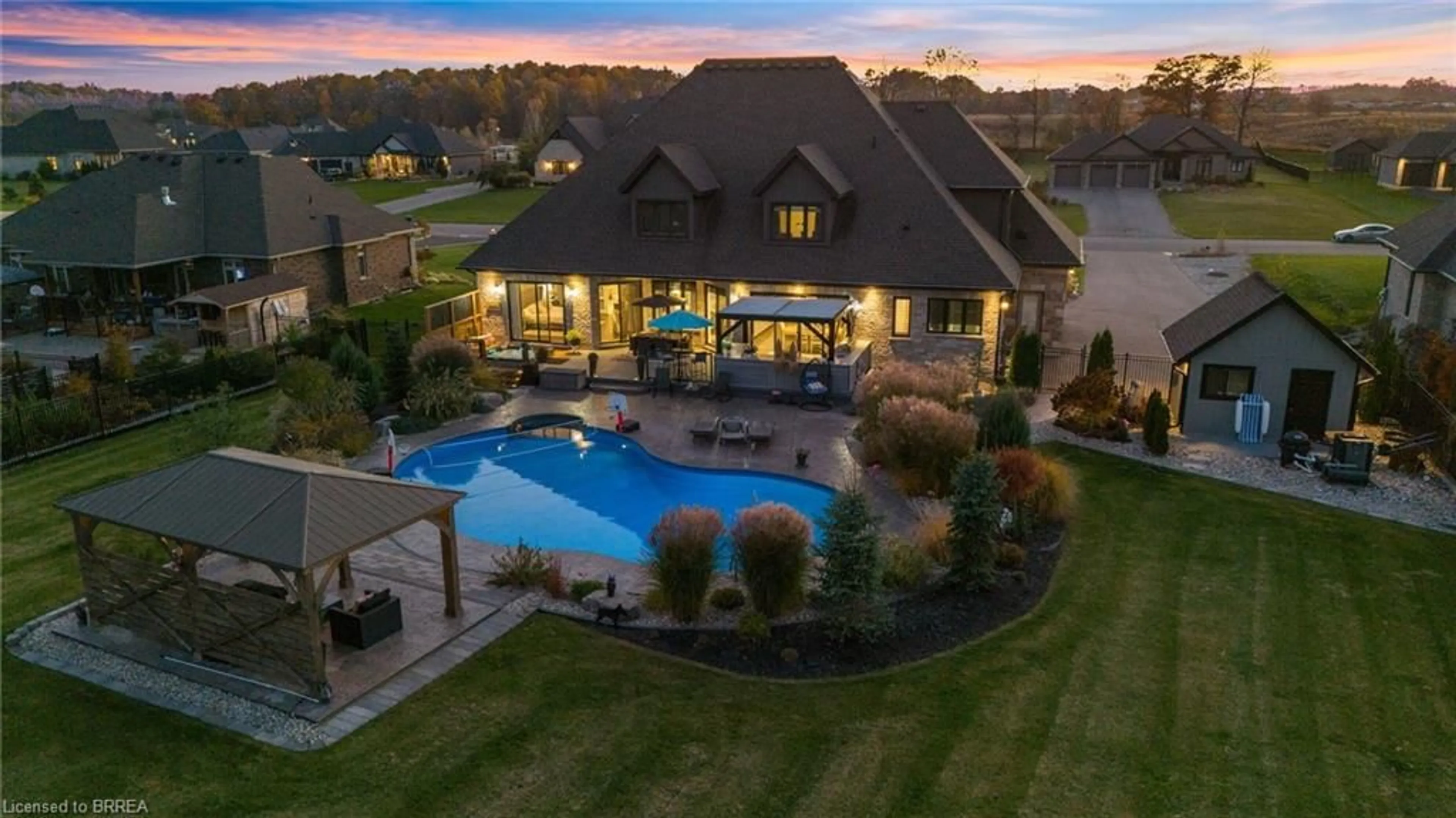 Indoor or outdoor pool for 24 Tedley Blvd, Brantford Ontario N3T 0E3