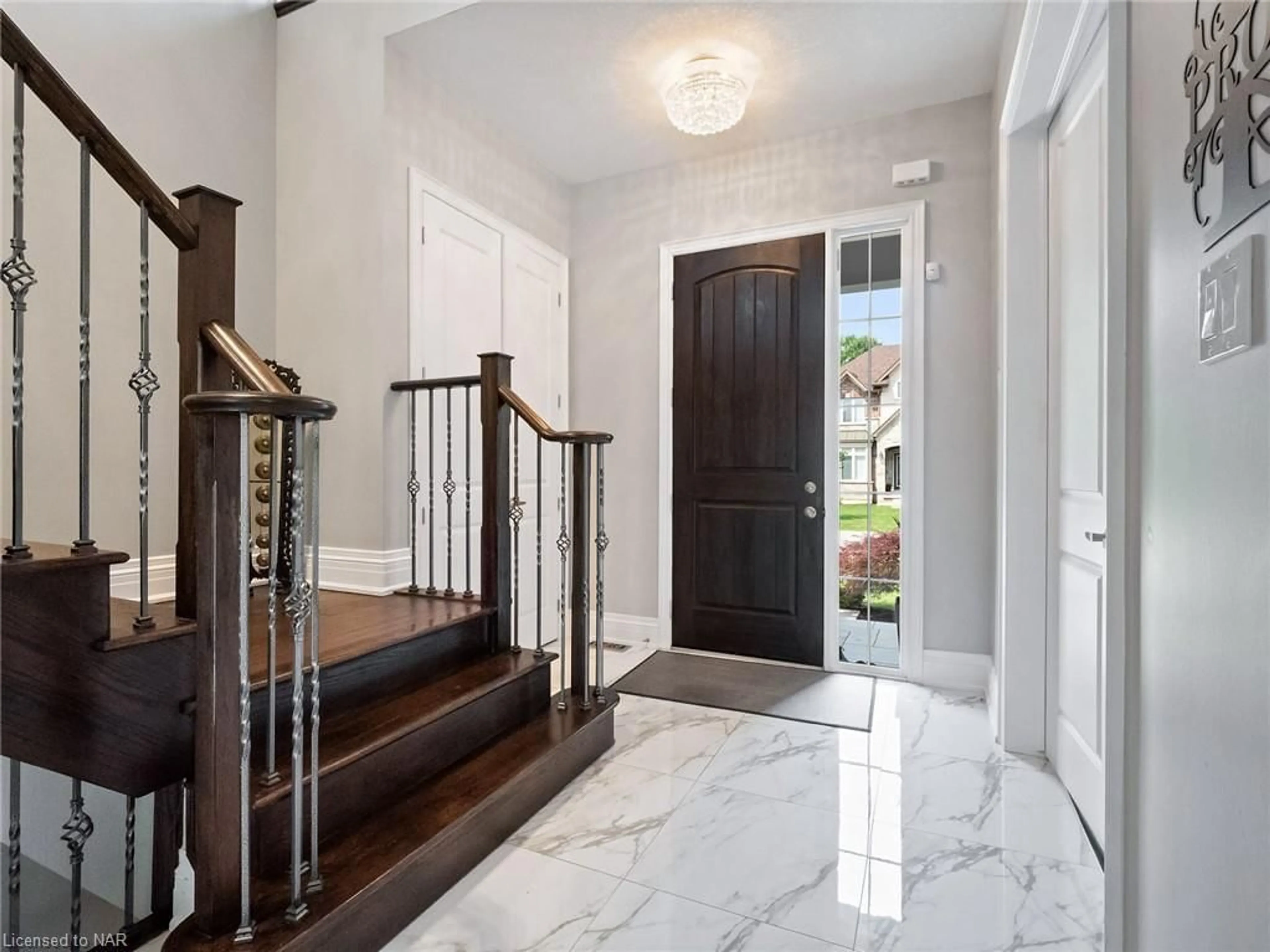 Indoor entryway, wood floors for 93 Copes Lane, Stoney Creek Ontario L8E 0B5