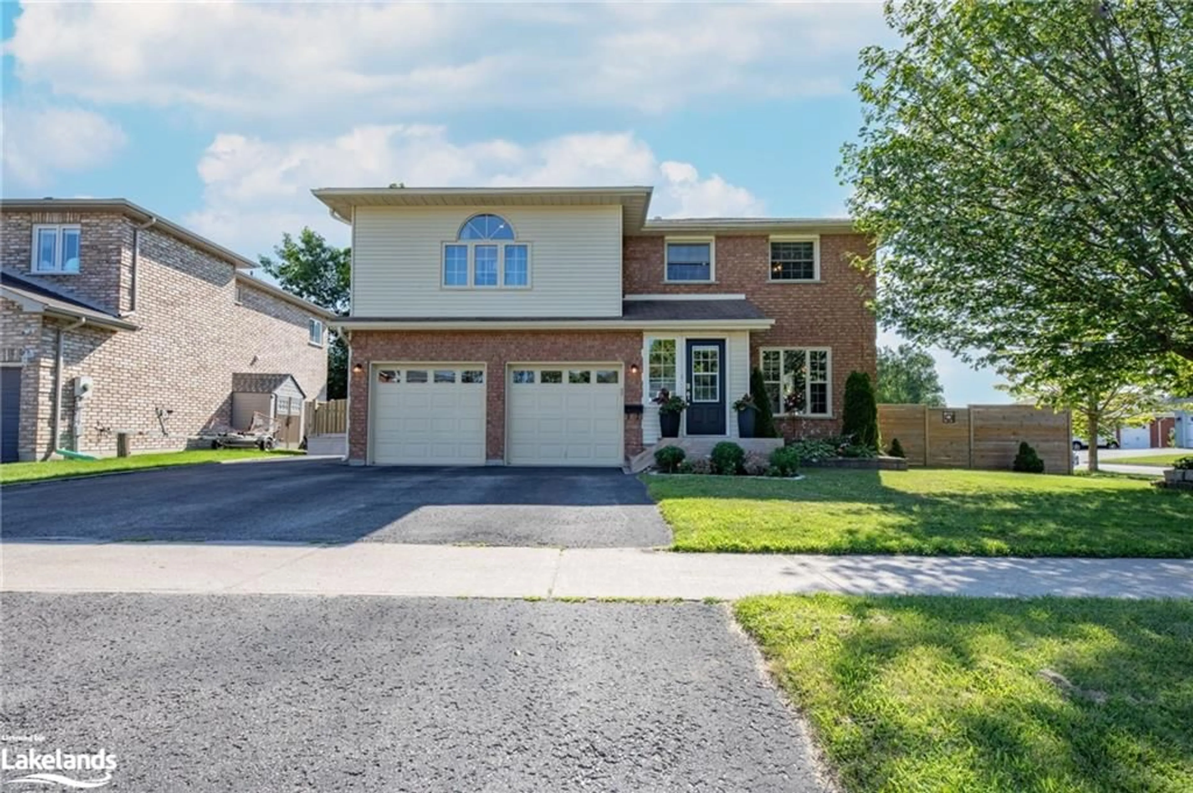 Frontside or backside of a home, the street view for 911 Watson Pl, Midland Ontario L4R 5B9