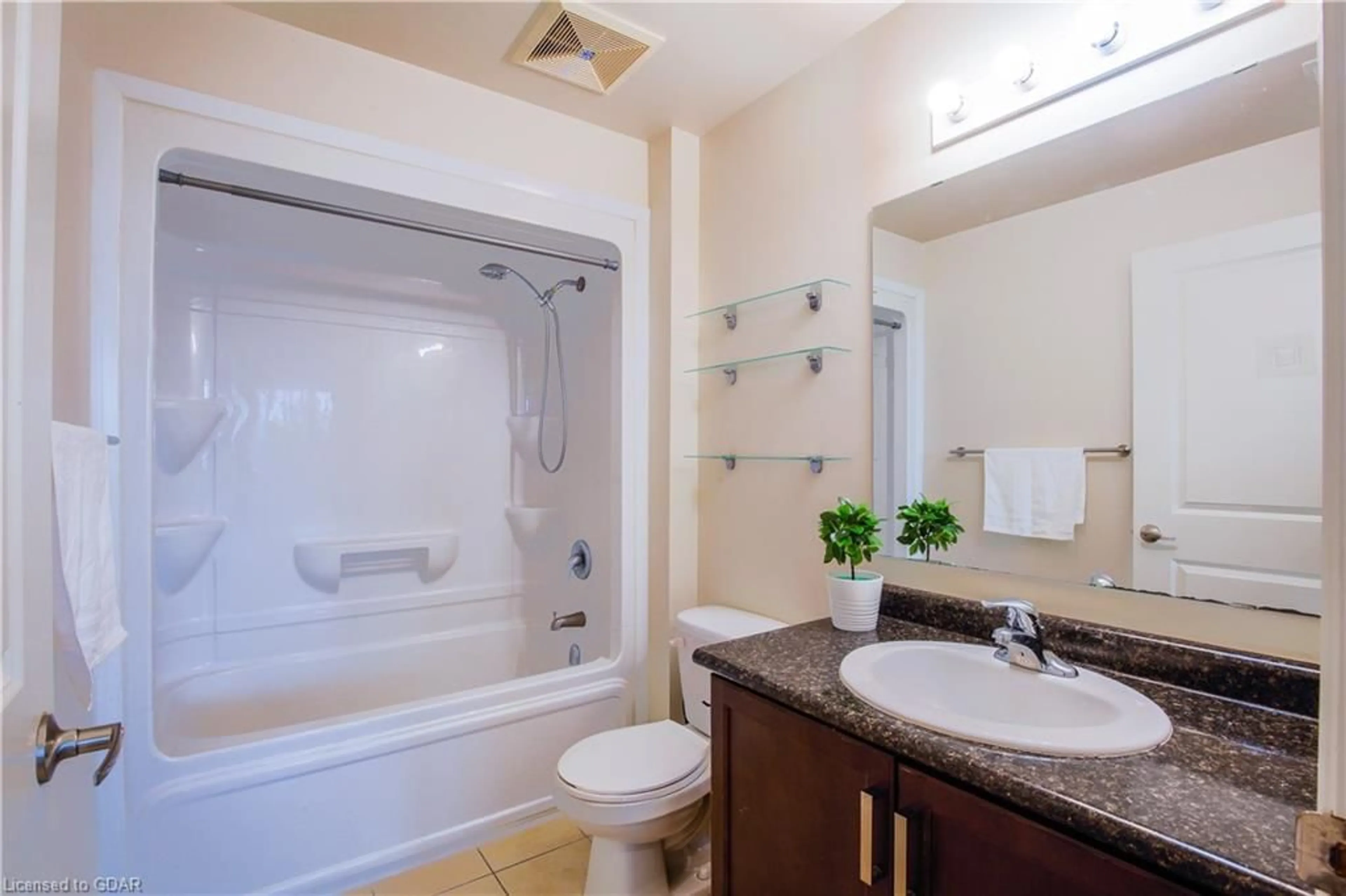 Standard bathroom for 1077 Gordon St #318, Guelph Ontario N1G 0E3