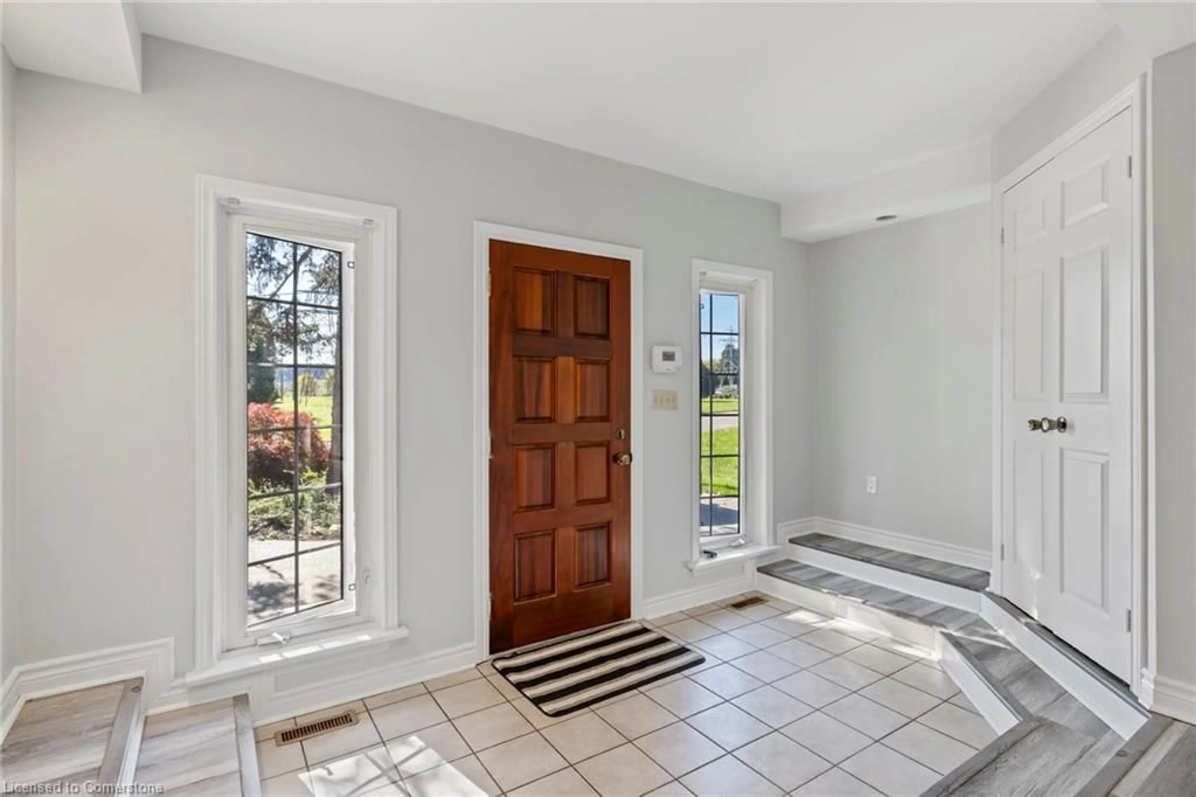 Indoor entryway, wood floors for 40 Bertram Dr, Dundas Ontario L9H 4T3