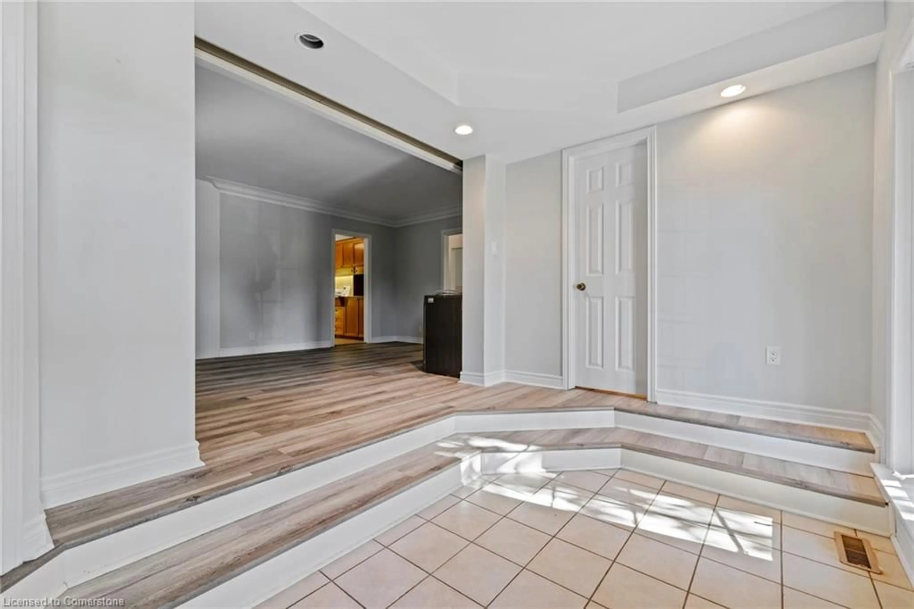 Indoor entryway, wood floors for 40 Bertram Dr, Dundas Ontario L9H 4T3