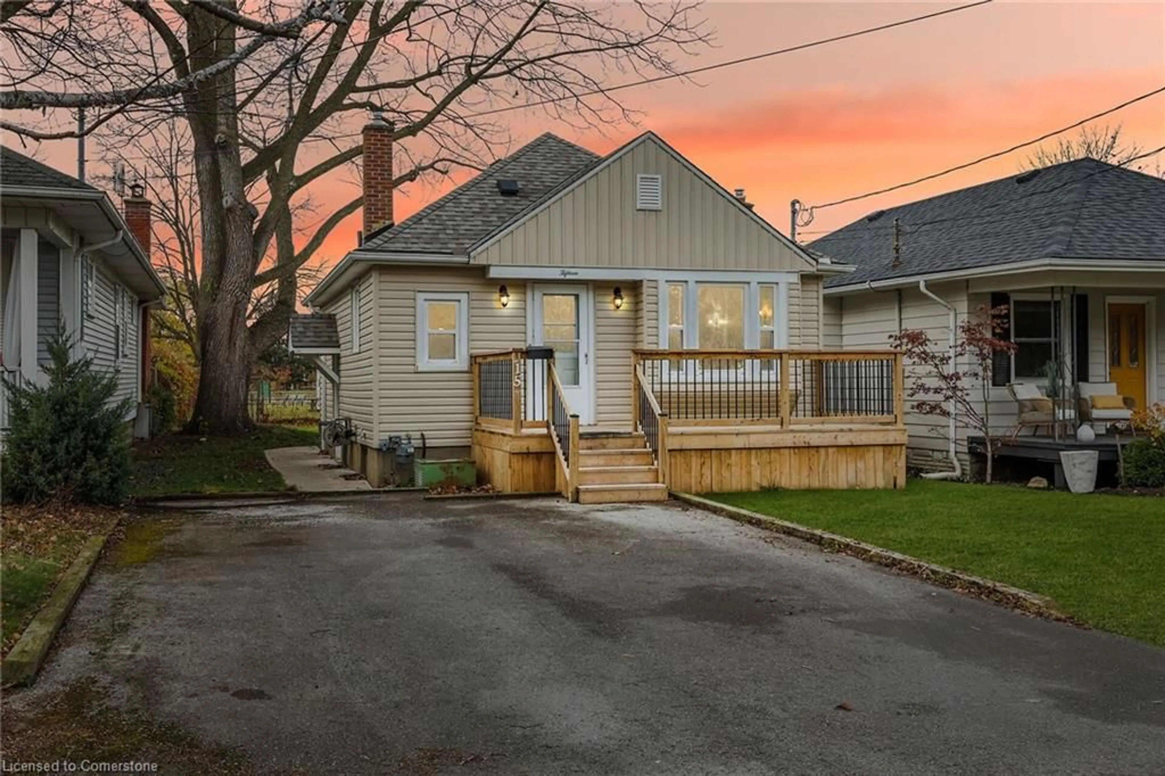 Frontside or backside of a home, cottage for 15 Verdun Ave, St. Catharines Ontario L2N 5L8