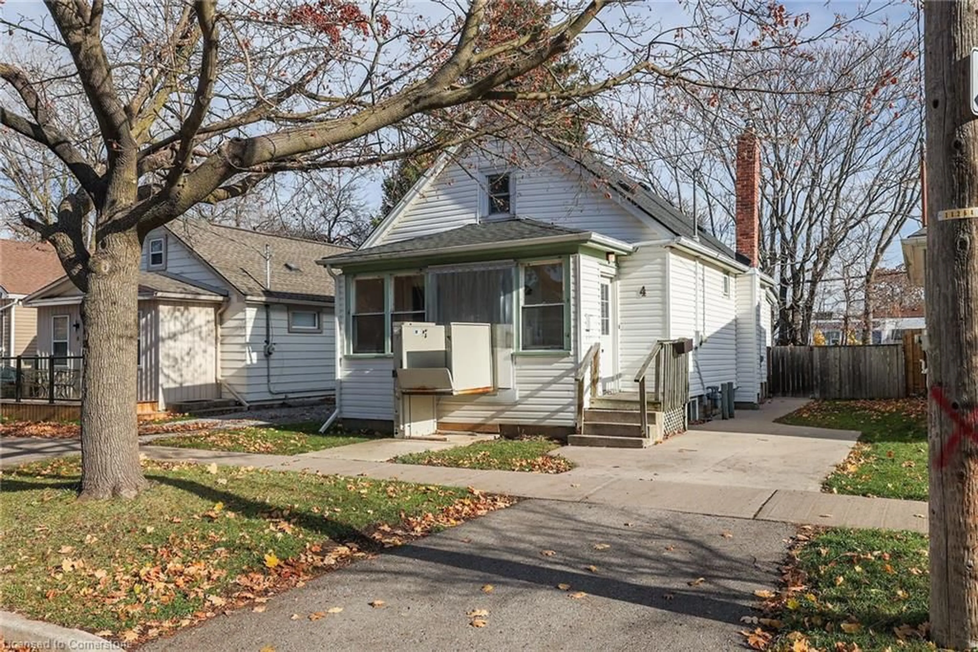 Frontside or backside of a home, cottage for 4 Mildred Ave, St. Catharines Ontario L2R 6H8