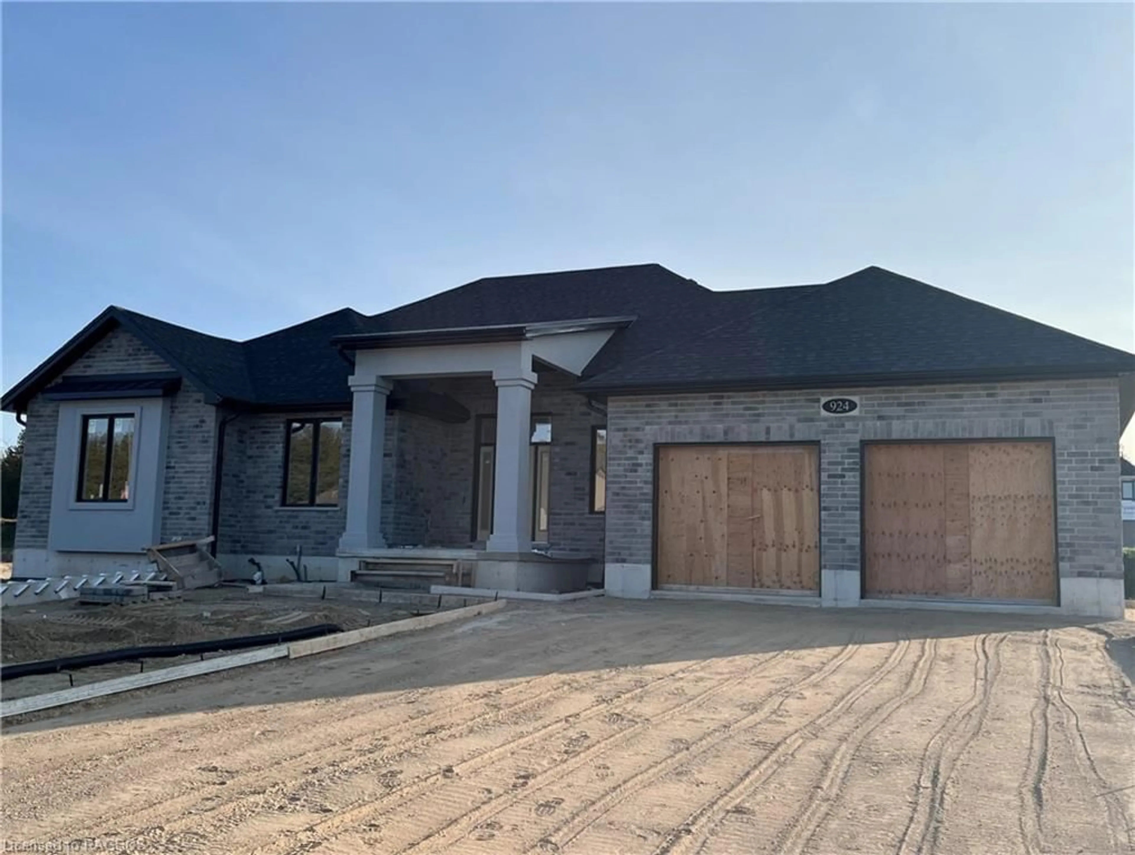 Home with brick exterior material for 924 Bogdanovic Way, Huron-Kinloss Ontario N2Z 0H3