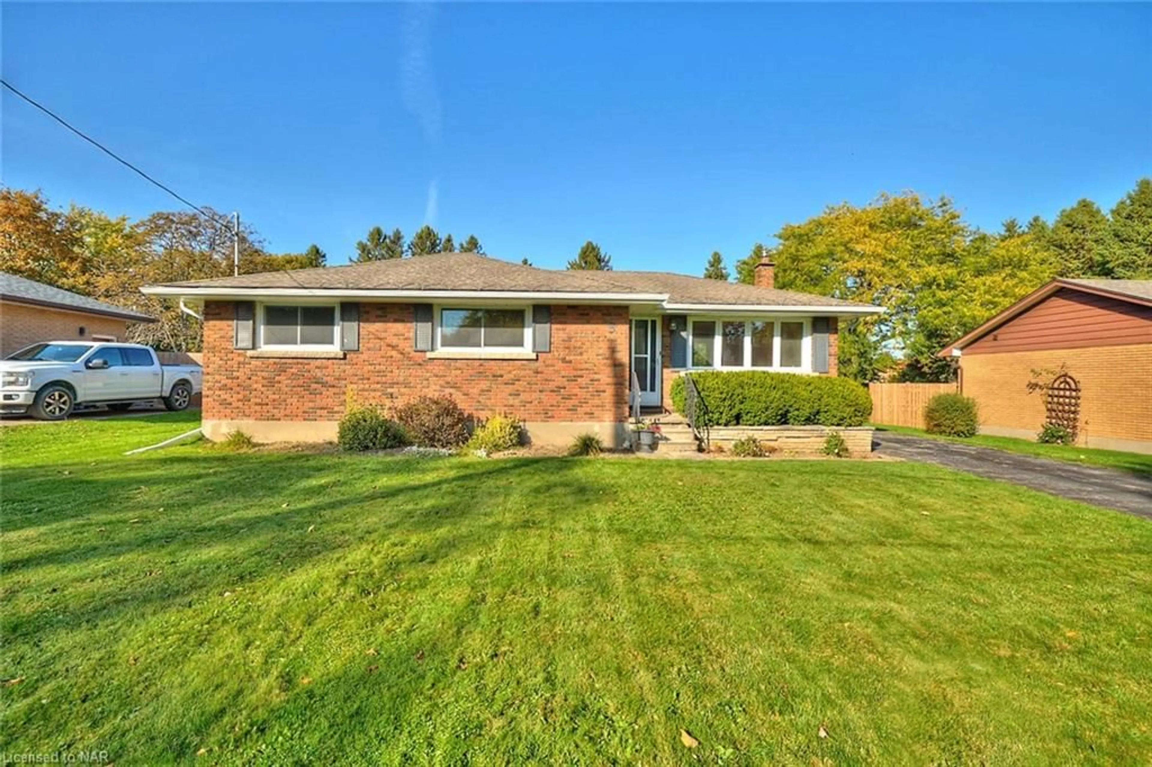 Home with brick exterior material for 5 Cherrywood Ave, Fonthill Ontario L0S 1E3