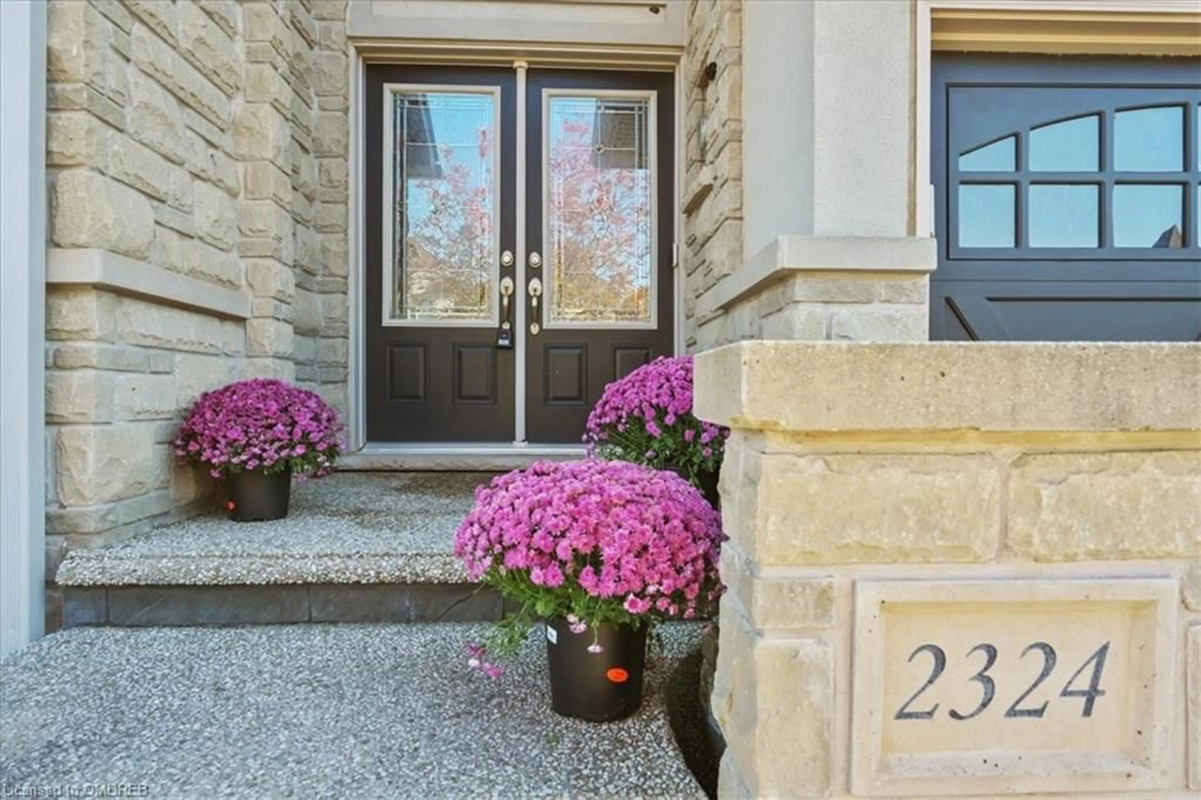 Indoor entryway, cement floor for 2324 Wuthering Heights Way, Oakville Ontario L6M 0E8