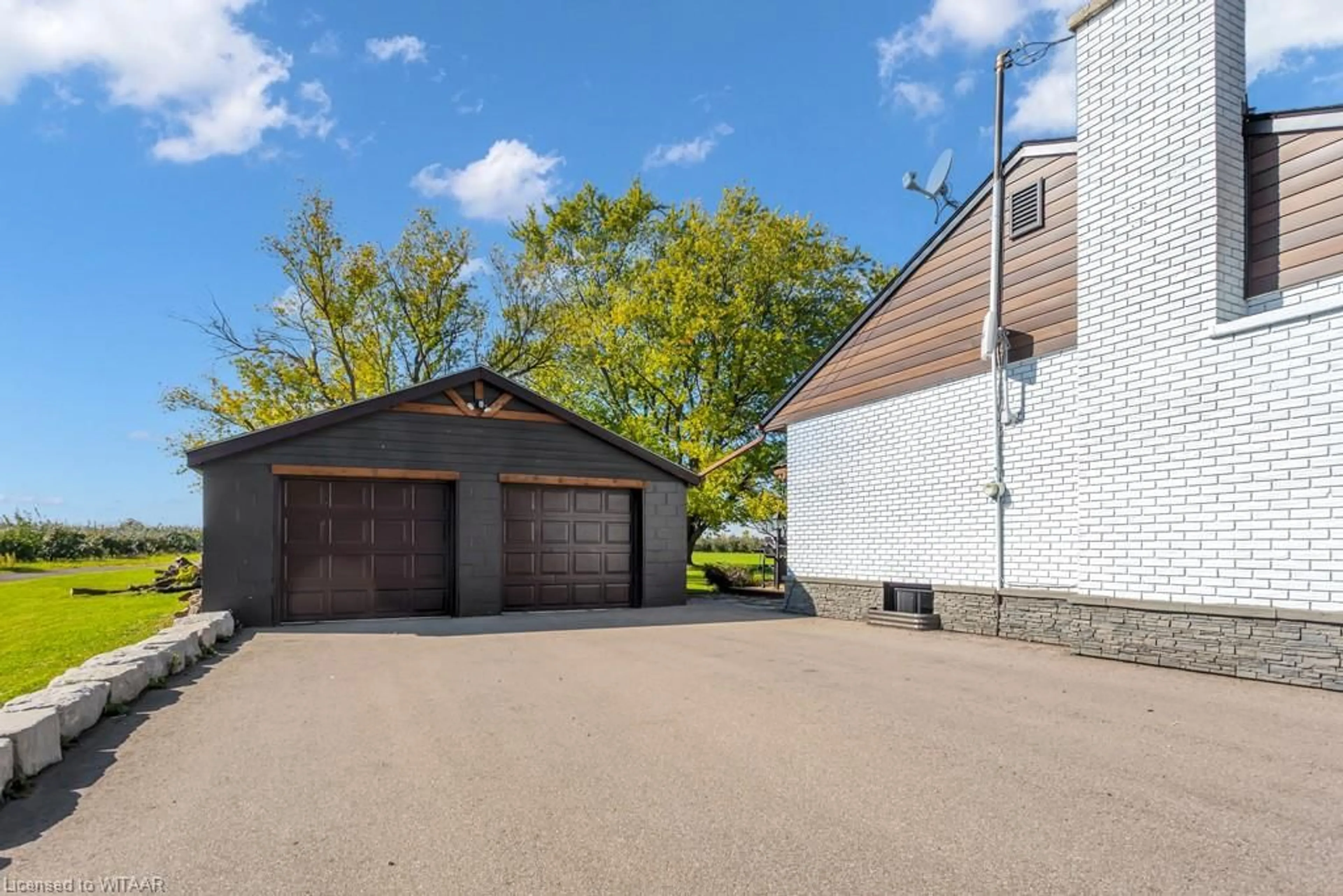 Indoor garage, wood floors for 905 Blueline Rd, Norfolk County Ontario N3Y 4K4