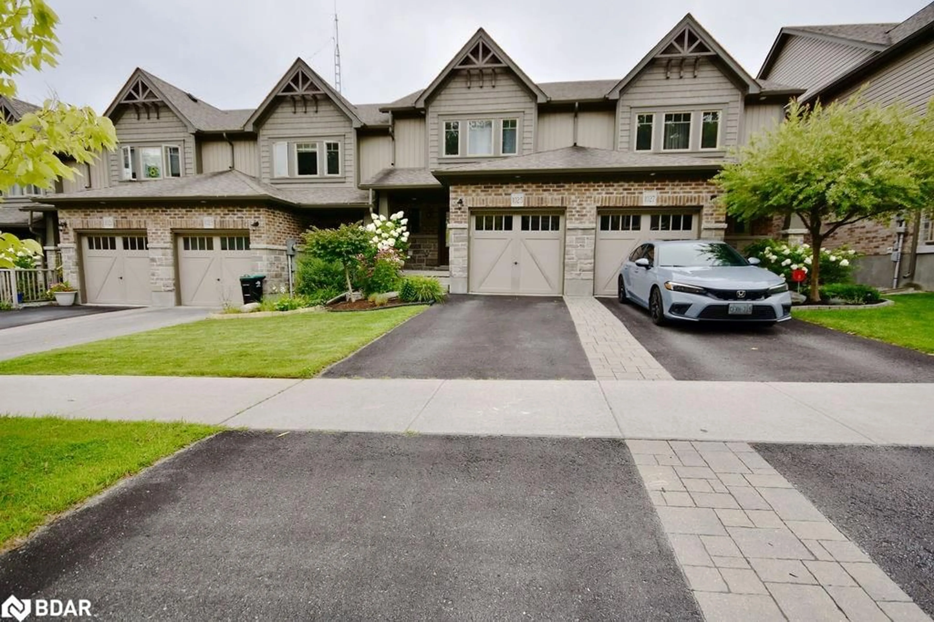 A pic from exterior of the house or condo, the street view for 1025 Cook Dr, Midland Ontario L4R 0E4