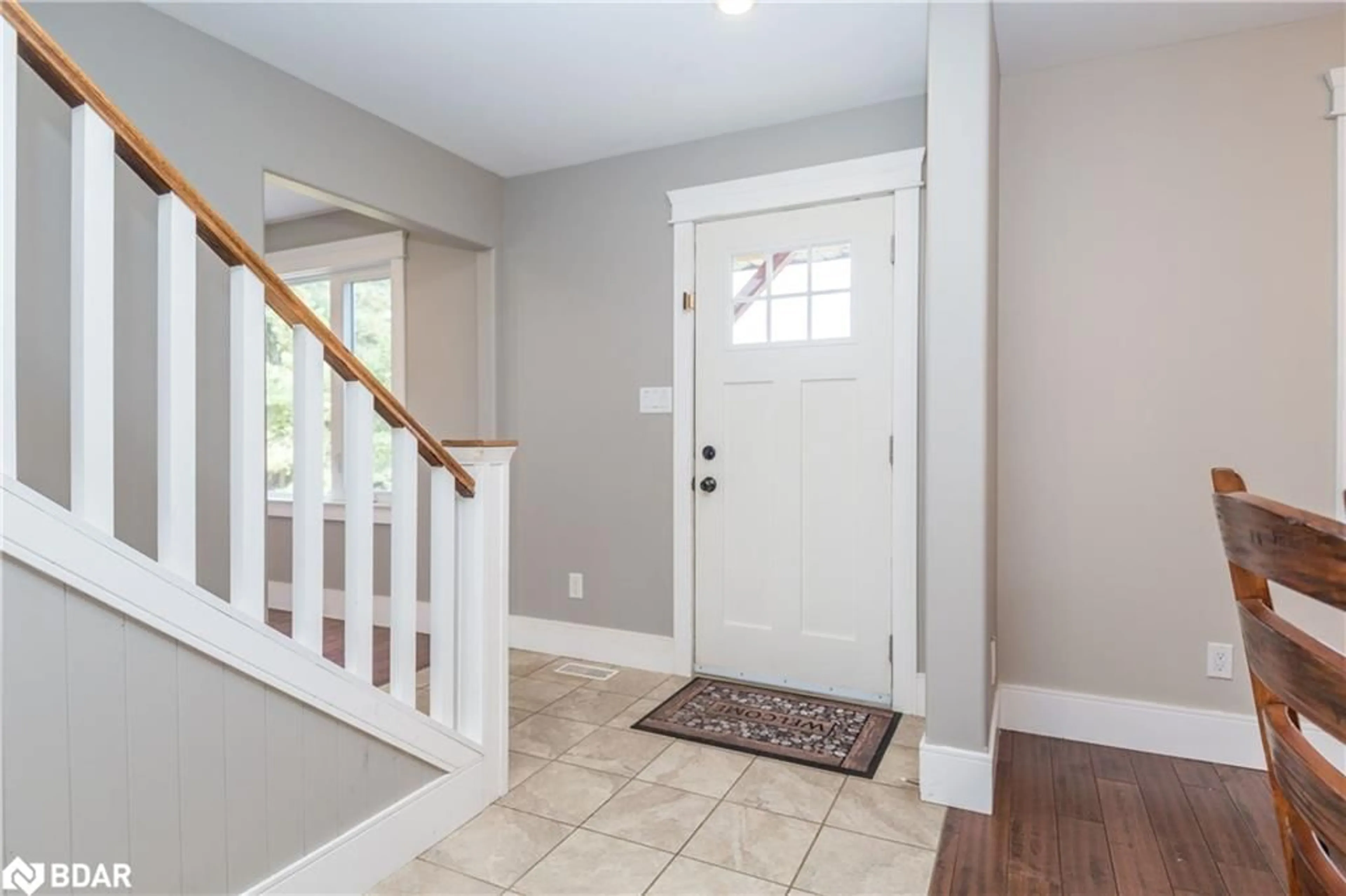 Indoor entryway, wood floors for 1384 15/16 Side Rd, Oro-Medonte Ontario L0L 1T0