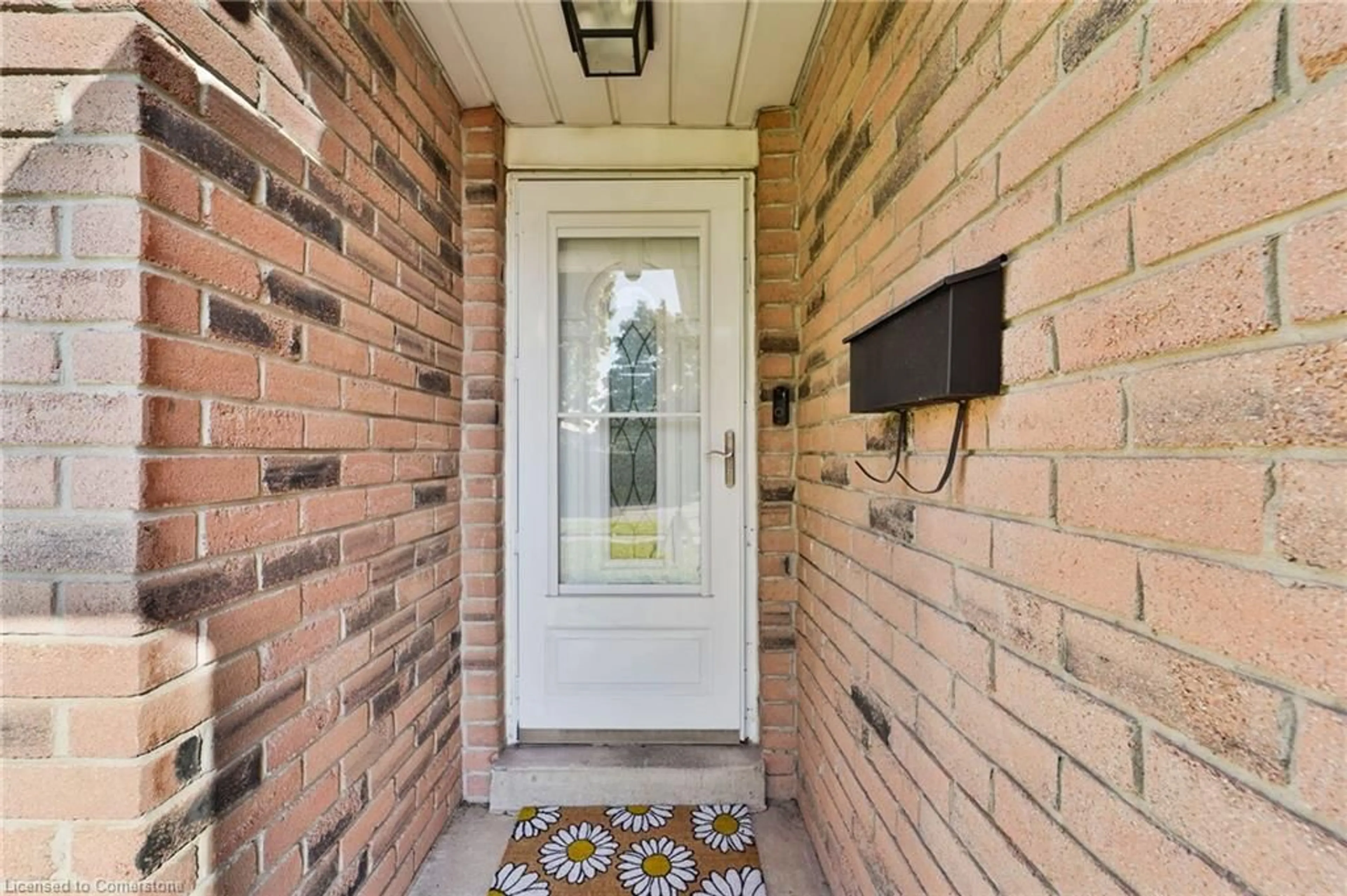 Indoor entryway, ceramic floors for 8 Muscot Dr, Hamilton Ontario L8J 1X2