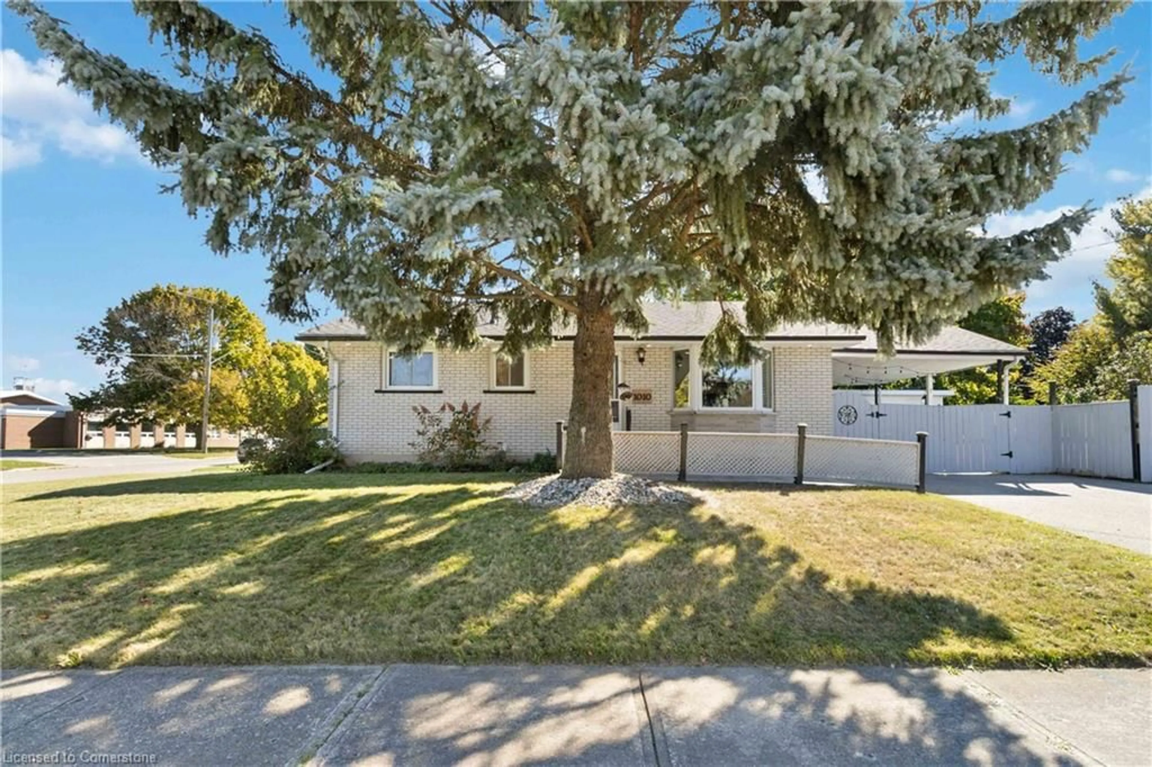 A pic from exterior of the house or condo, the street view for 1010 Heather St, Woodstock Ontario N4S 4W5