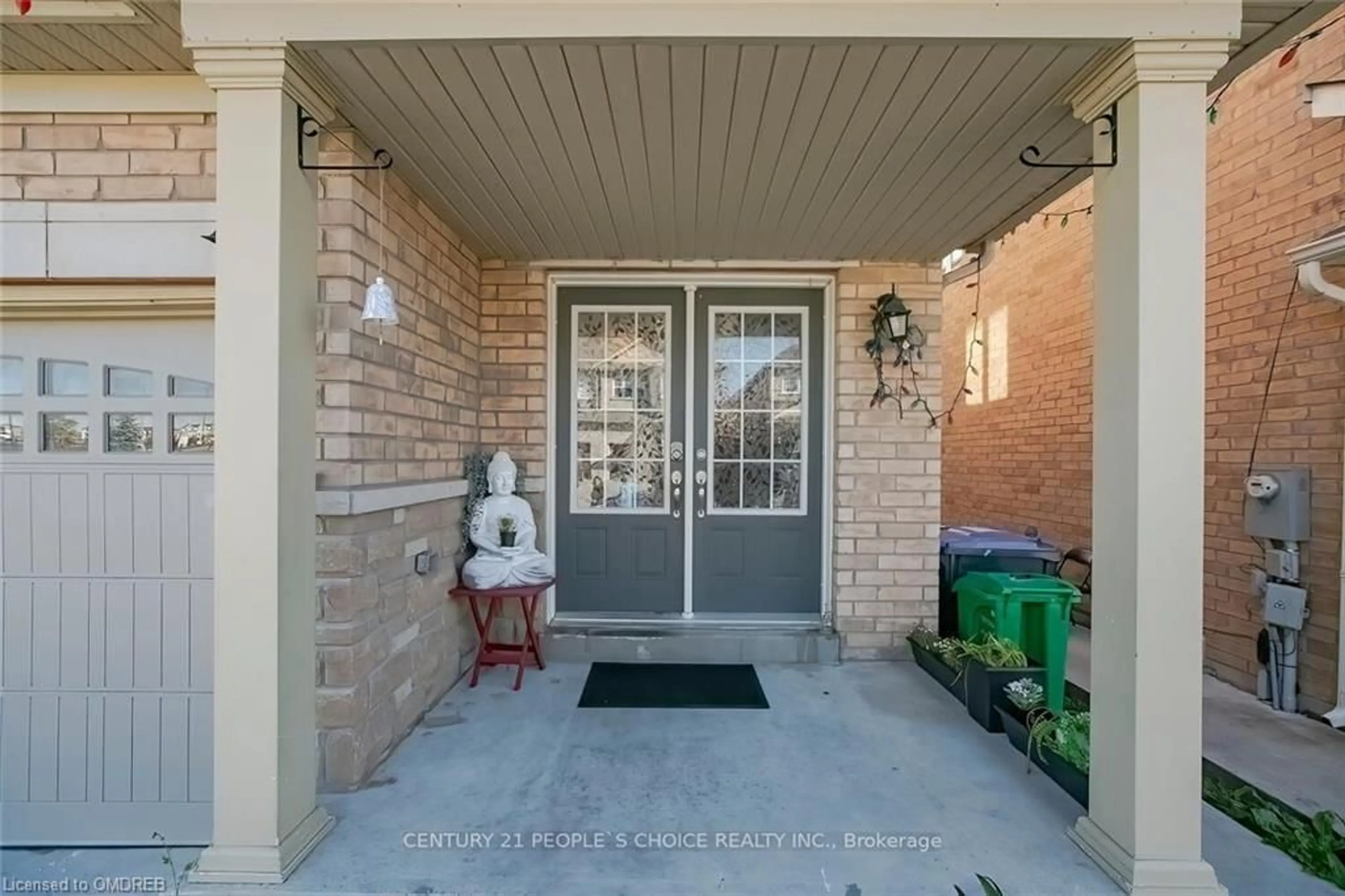 Indoor entryway, wood floors for 58 Lanark Circle, Brampton Ontario L6X 5L3