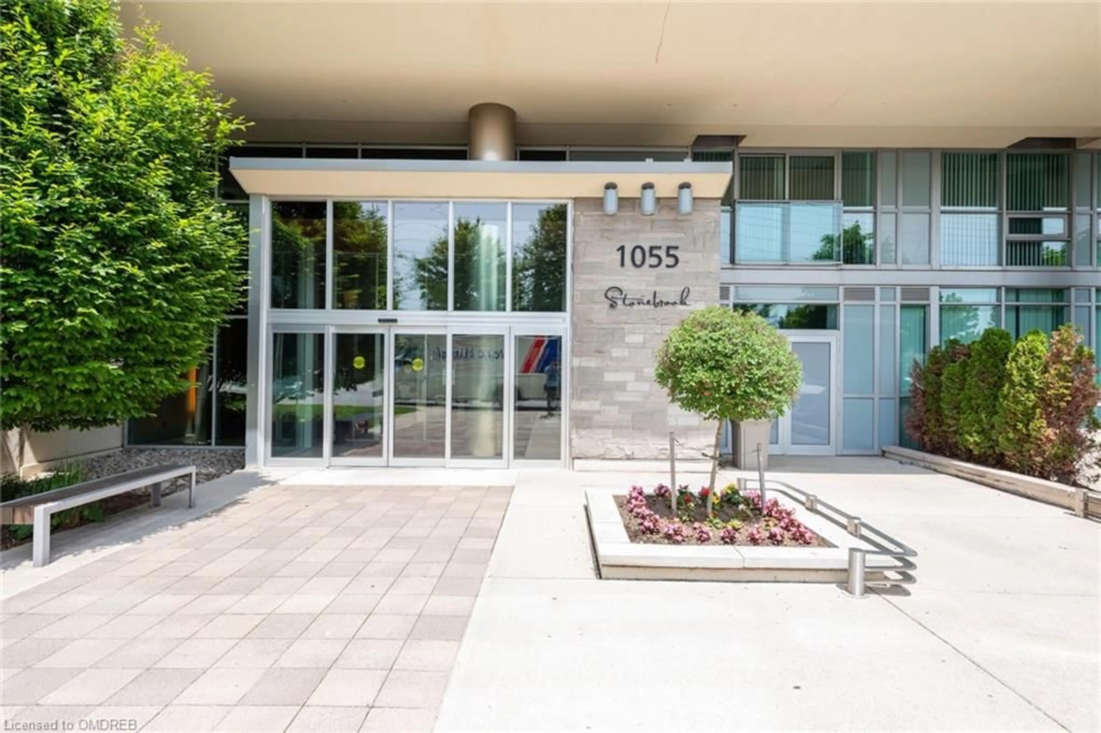 Indoor foyer for 1055 Southdown Rd #710, Mississauga Ontario L5J 0A3