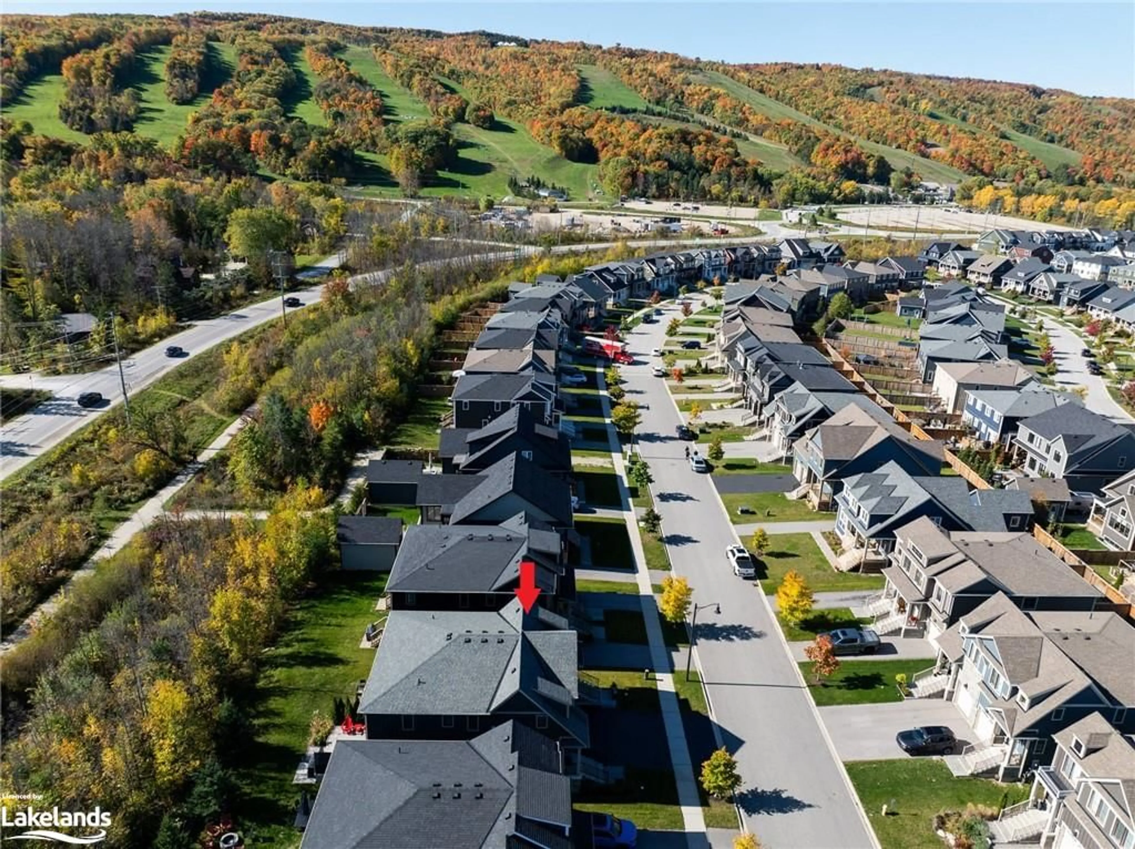 A pic from exterior of the house or condo, the street view for 170 Yellow Birch Cres, The Blue Mountains Ontario L9Y 0Z3