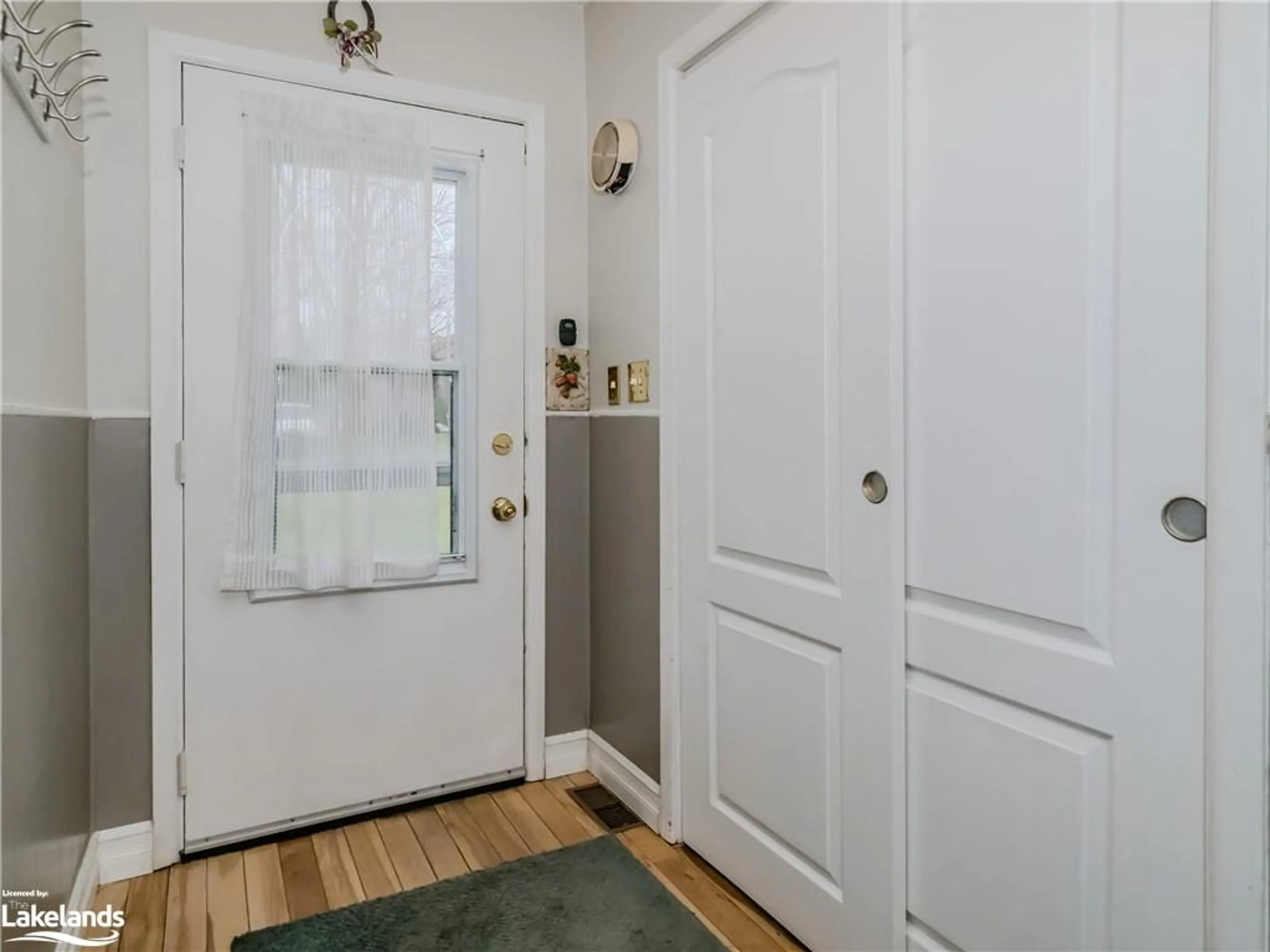 Indoor entryway, wood floors for 775 Sarah St, Gravenhurst Ontario P1P 1E4