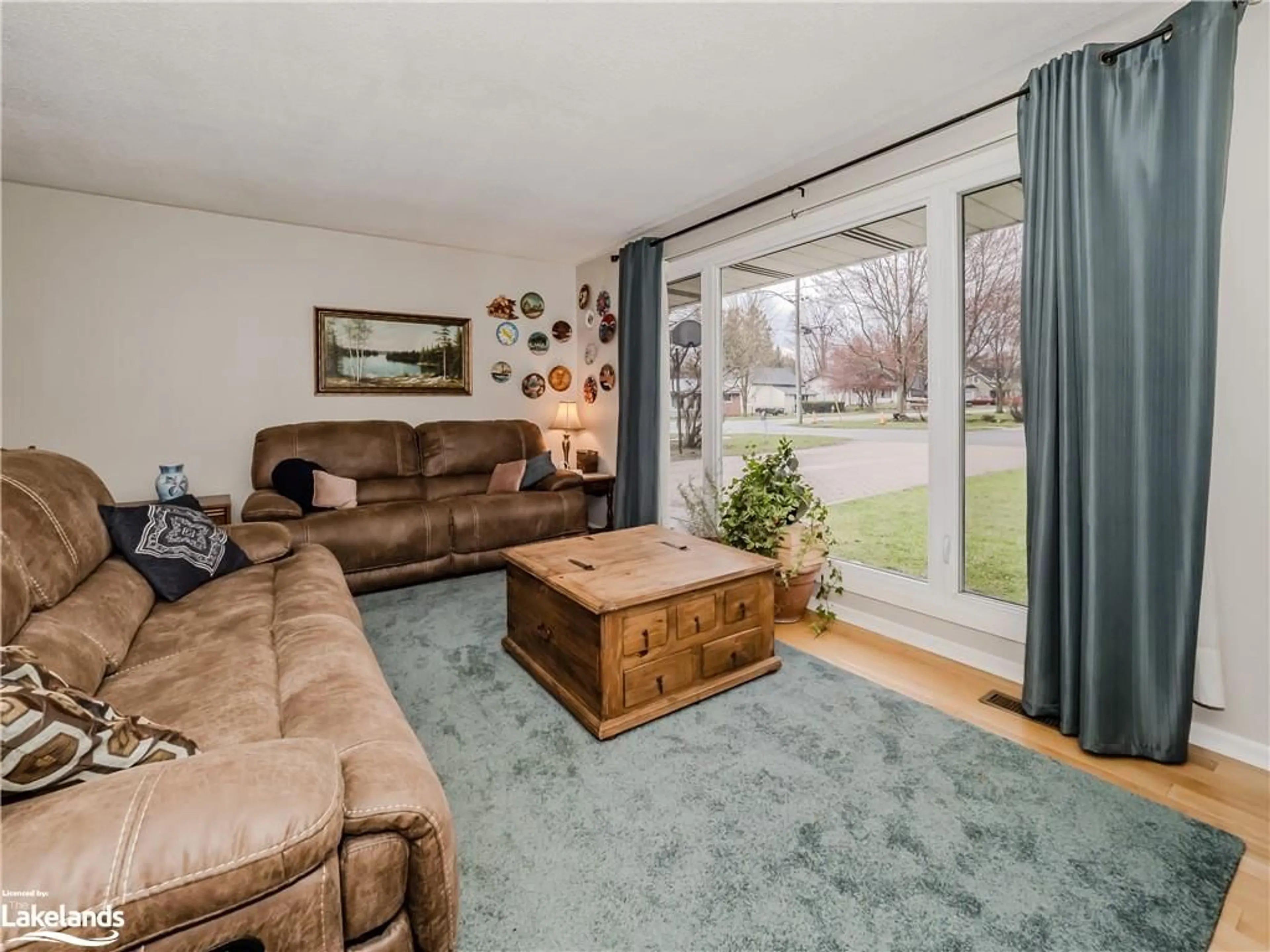 Living room, carpet floors for 775 Sarah St, Gravenhurst Ontario P1P 1E4