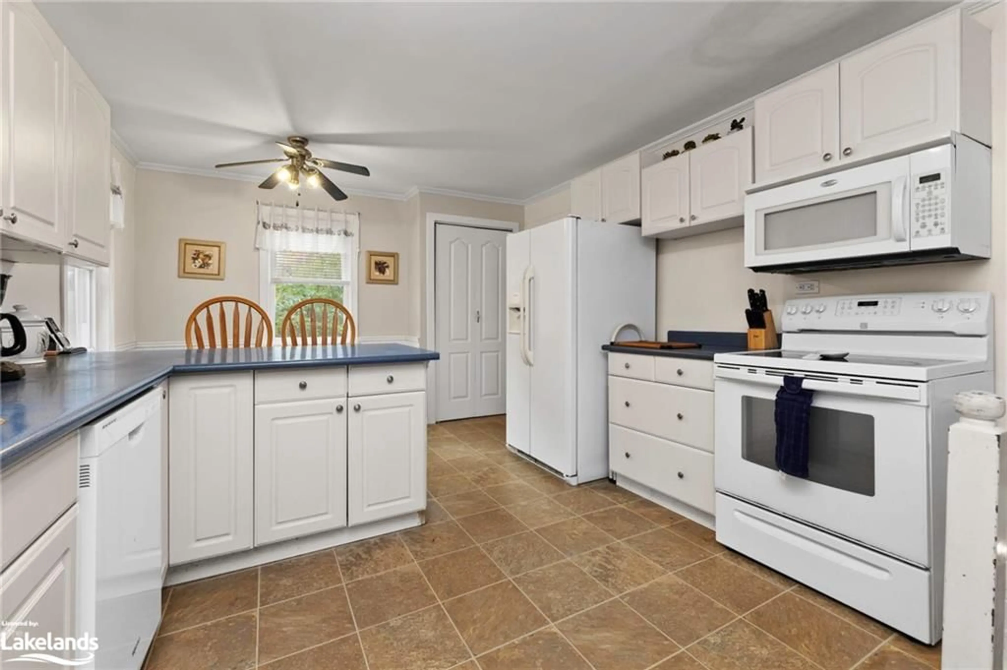 Standard kitchen, ceramic floors, cottage for 4 George St, Parry Sound Ontario P2A 2M1