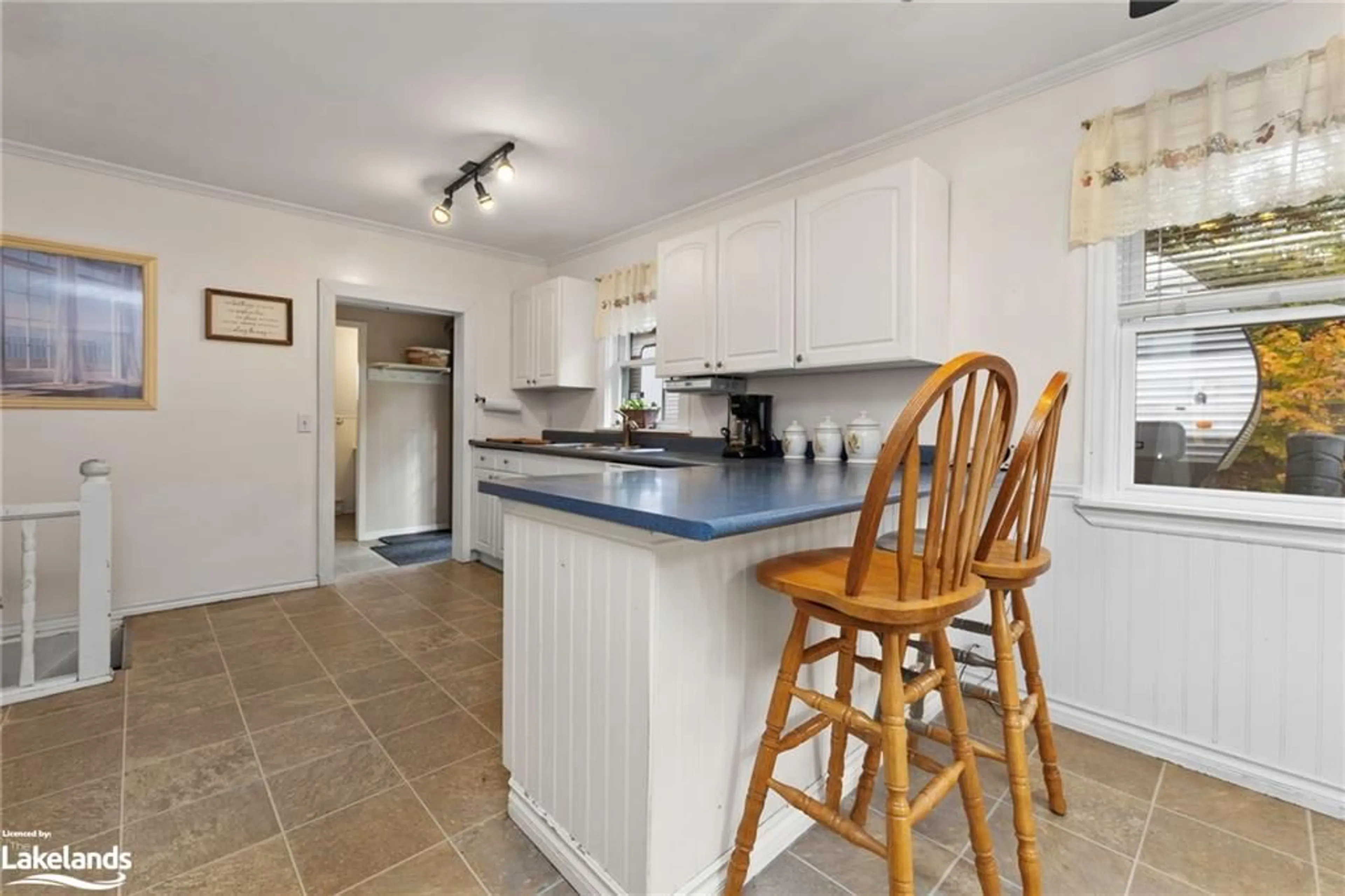 Standard kitchen, wood floors, cottage for 4 George St, Parry Sound Ontario P2A 2M1