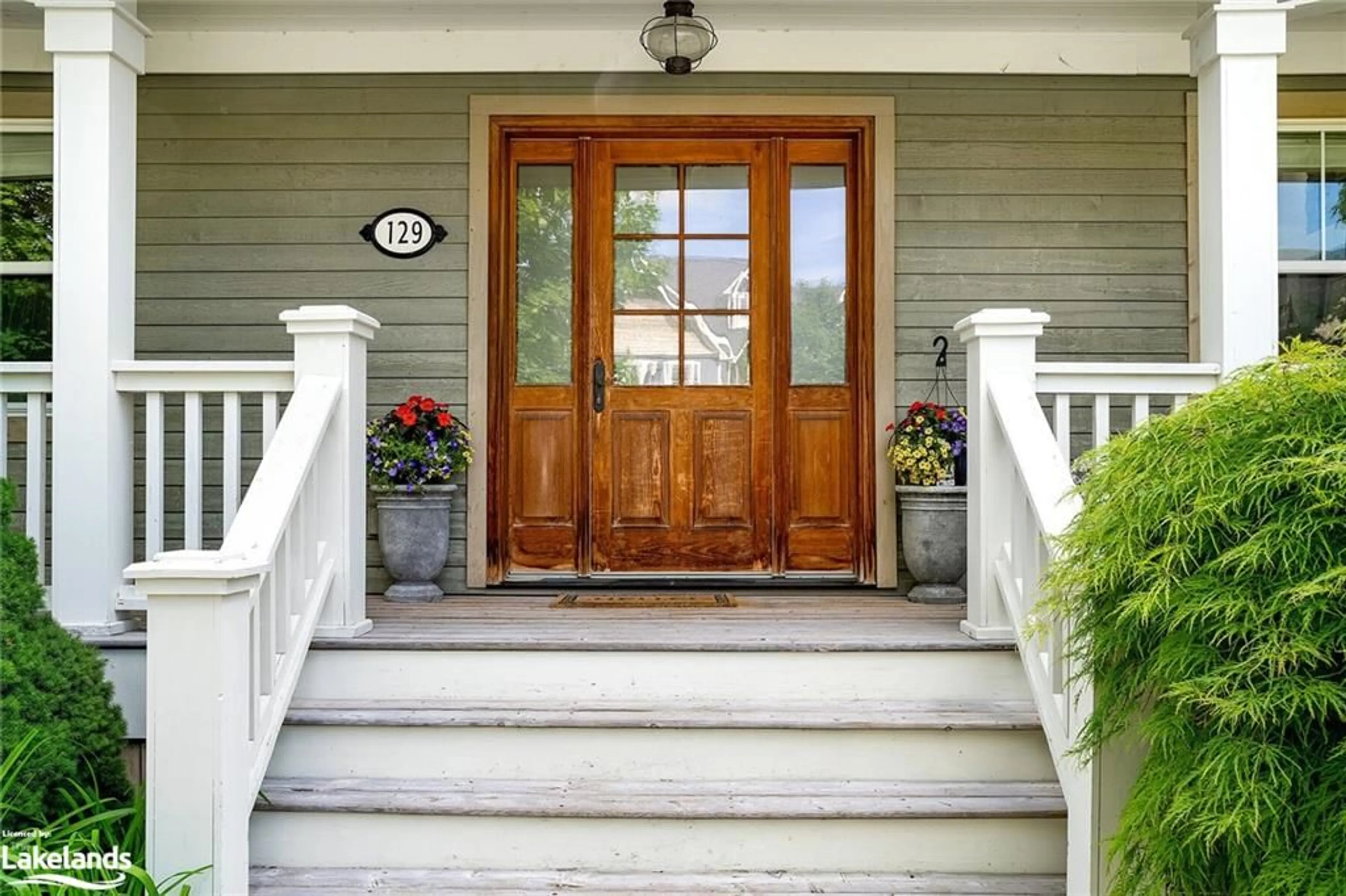 Indoor entryway, wood floors for 129 Snowbridge Way, The Blue Mountains Ontario L9Y 0V1