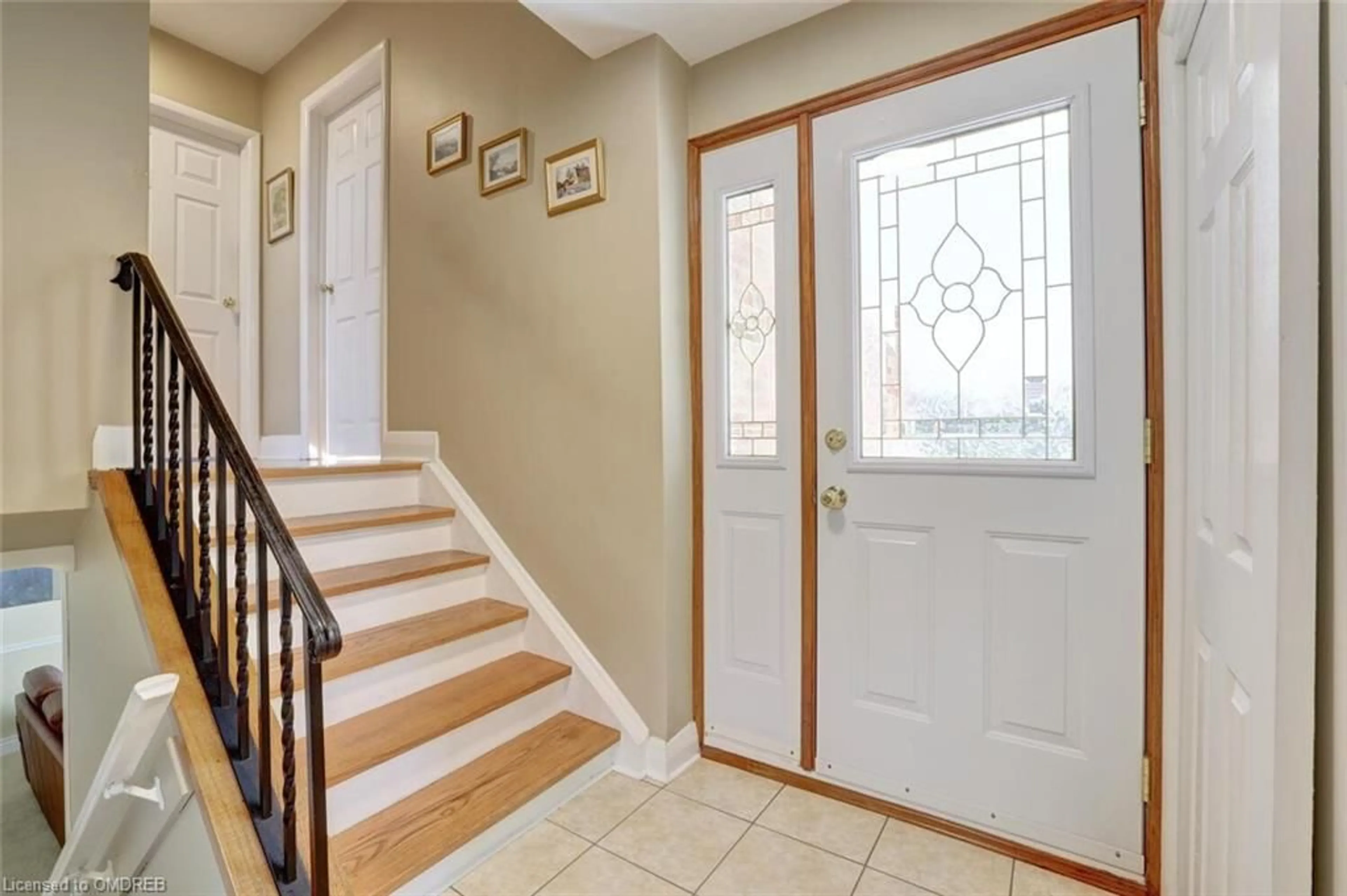 Indoor entryway, wood floors for 167 West 18th St, Hamilton Ontario L9C 4G6