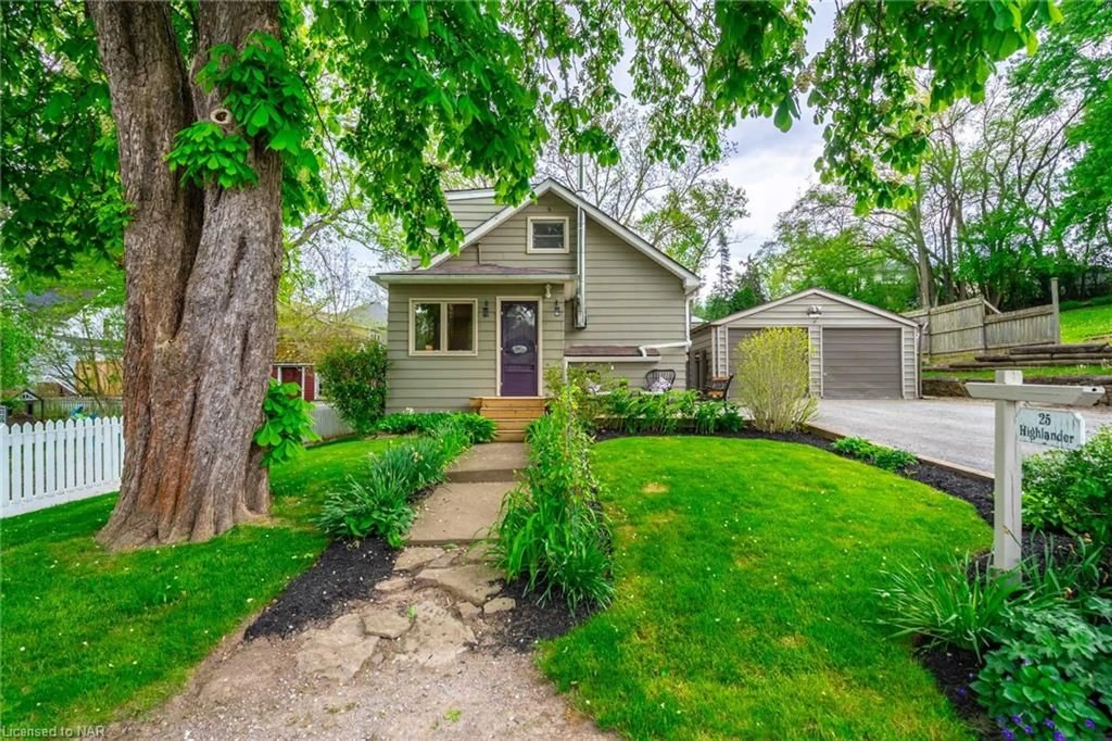 Frontside or backside of a home, cottage for 25 Highlander St, Niagara-on-the-Lake Ontario L0S 1L0