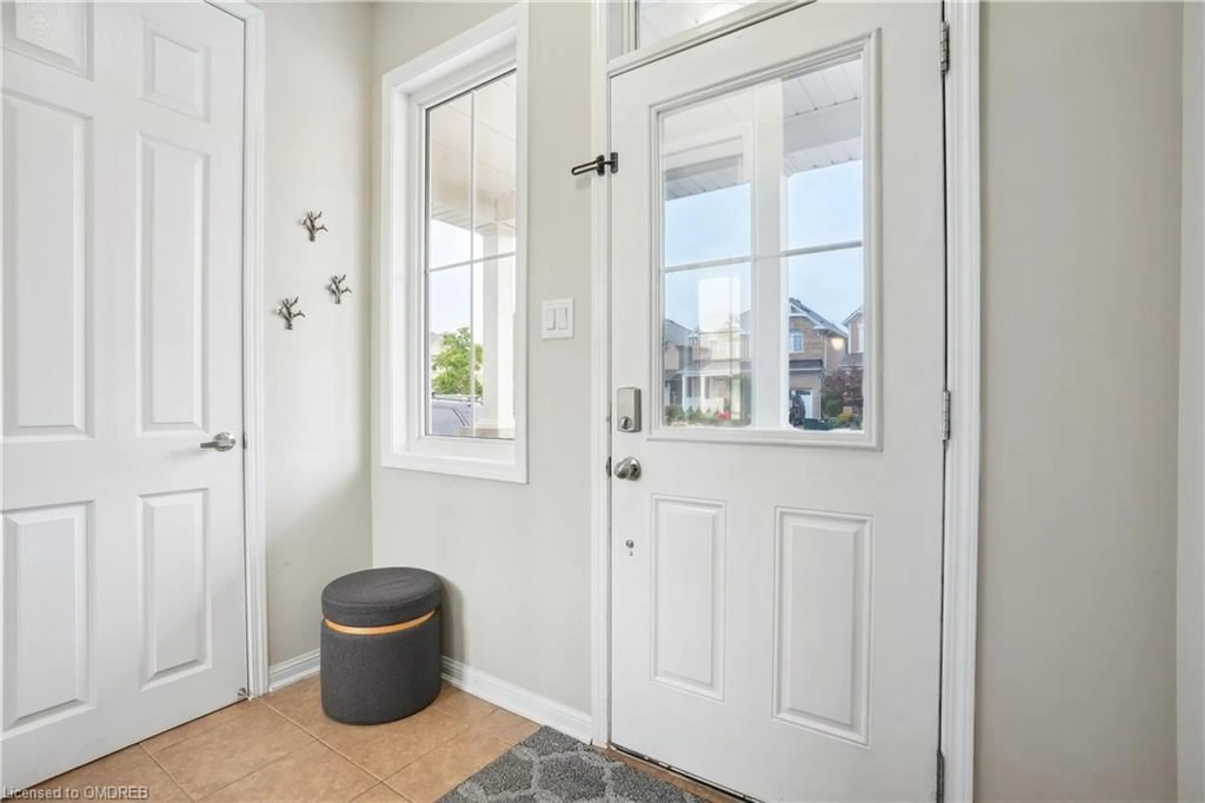 Indoor entryway, wood floors for 933 Farmstead Dr, Milton Ontario L9T 8J5