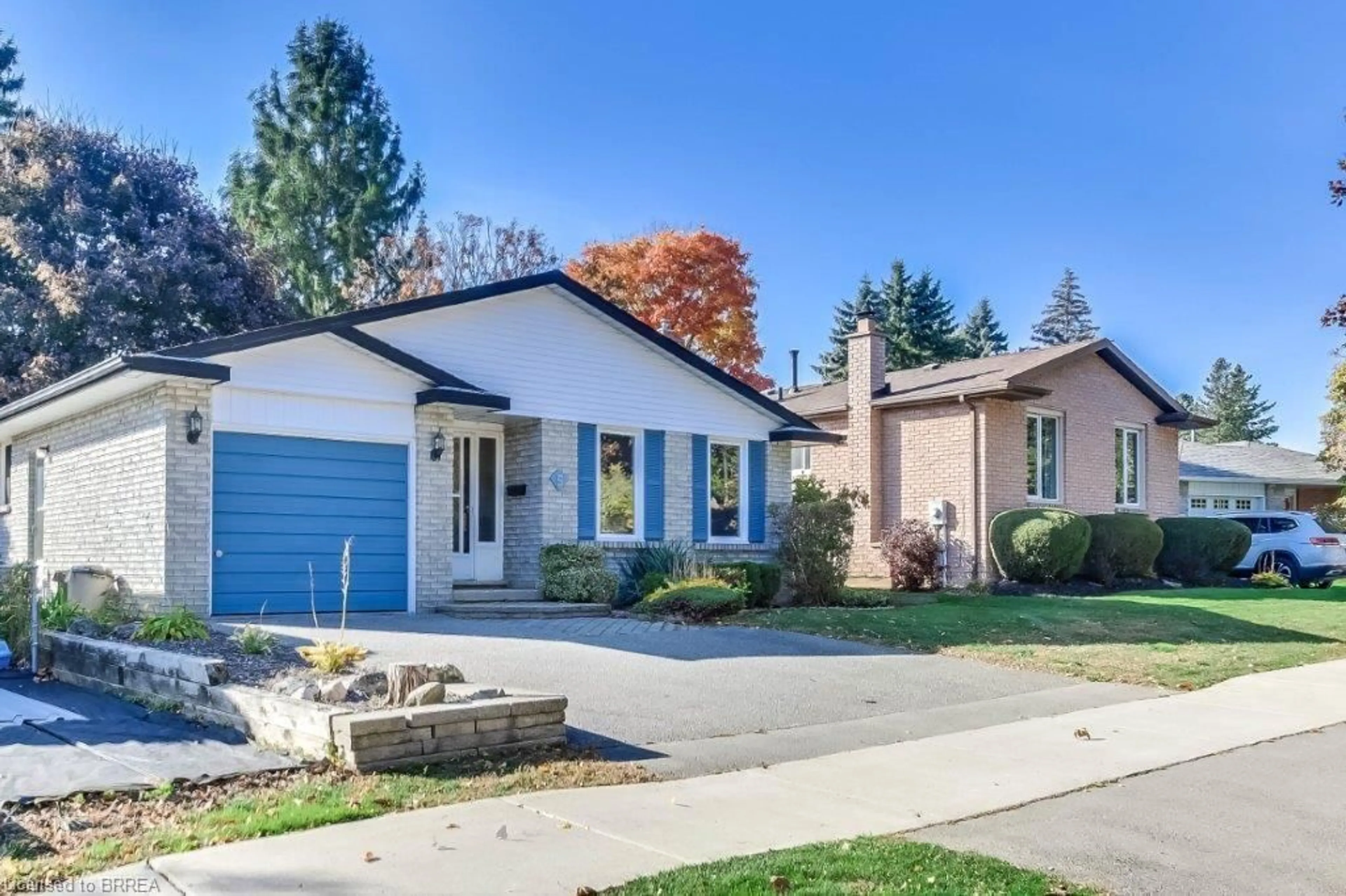 Frontside or backside of a home, the street view for 5 Knightswood Cres, Brantford Ontario N3R 7E6