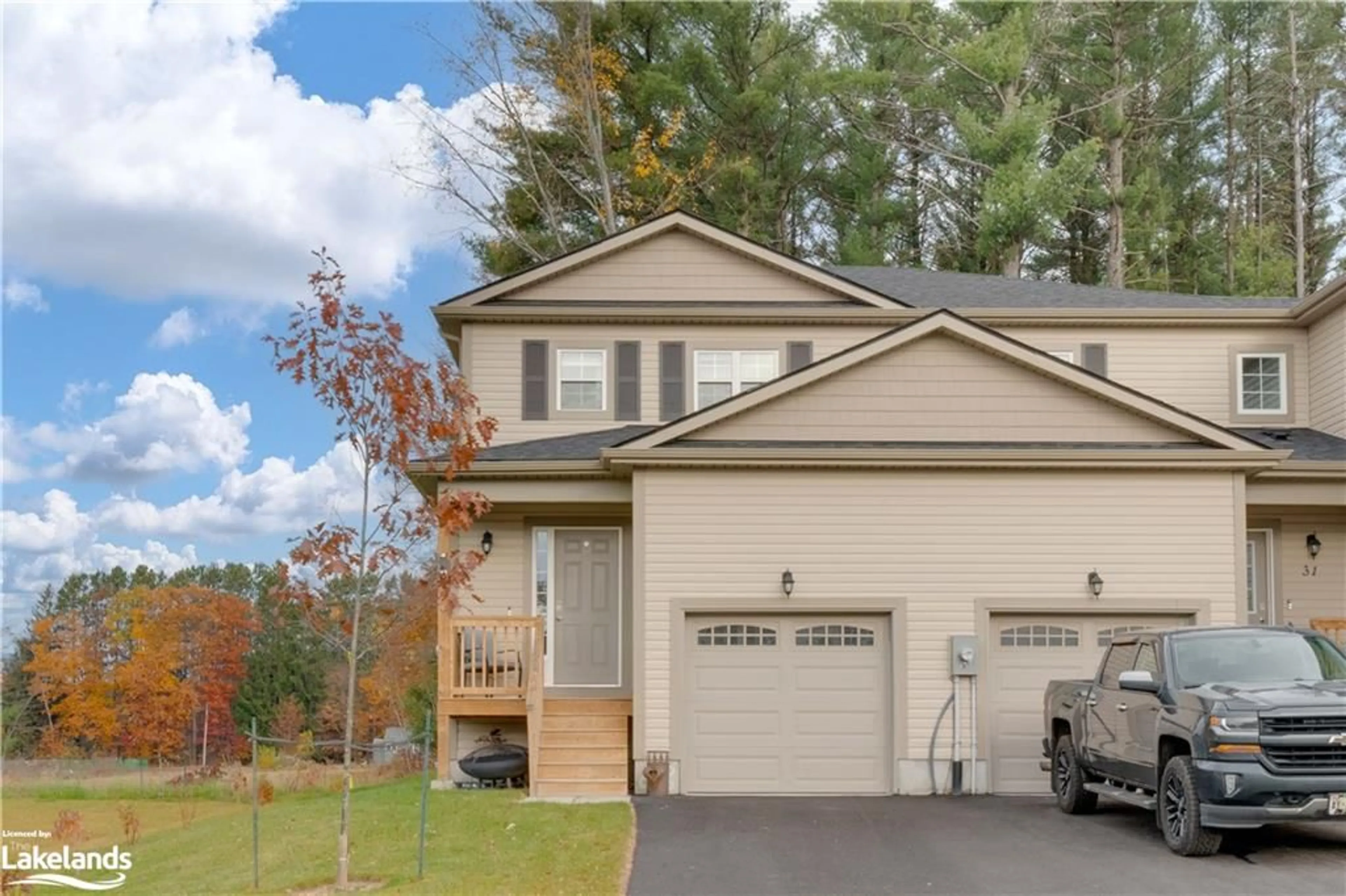 Home with vinyl exterior material for 33 Nicole Park Court, Bracebridge Ontario P1L 1W9