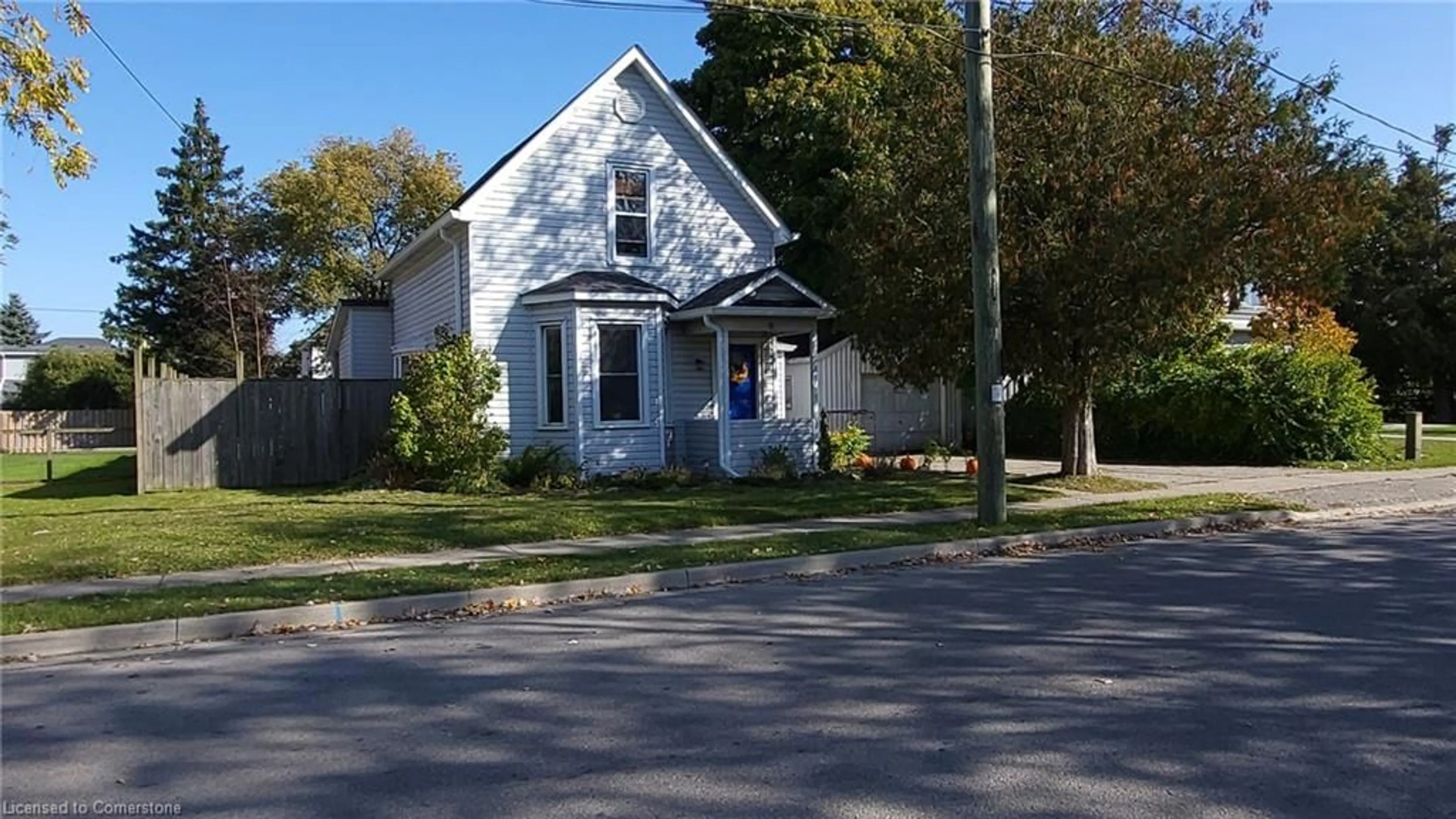 Frontside or backside of a home, cottage for 8 Railway St, Hagersville Ontario N0A 1H0