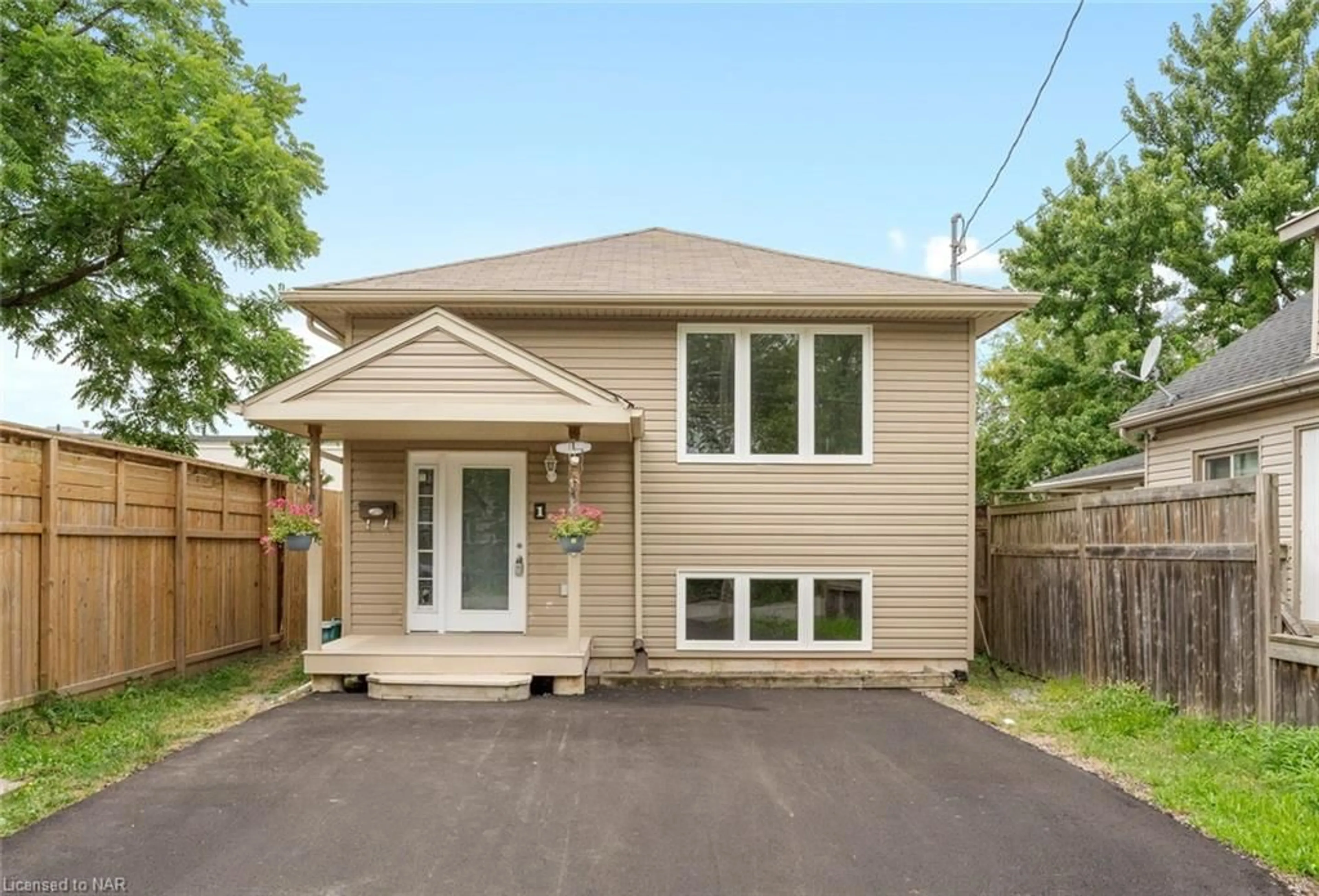 Frontside or backside of a home, cottage for 1 Thornton St, St. Catharines Ontario L2P 1T9