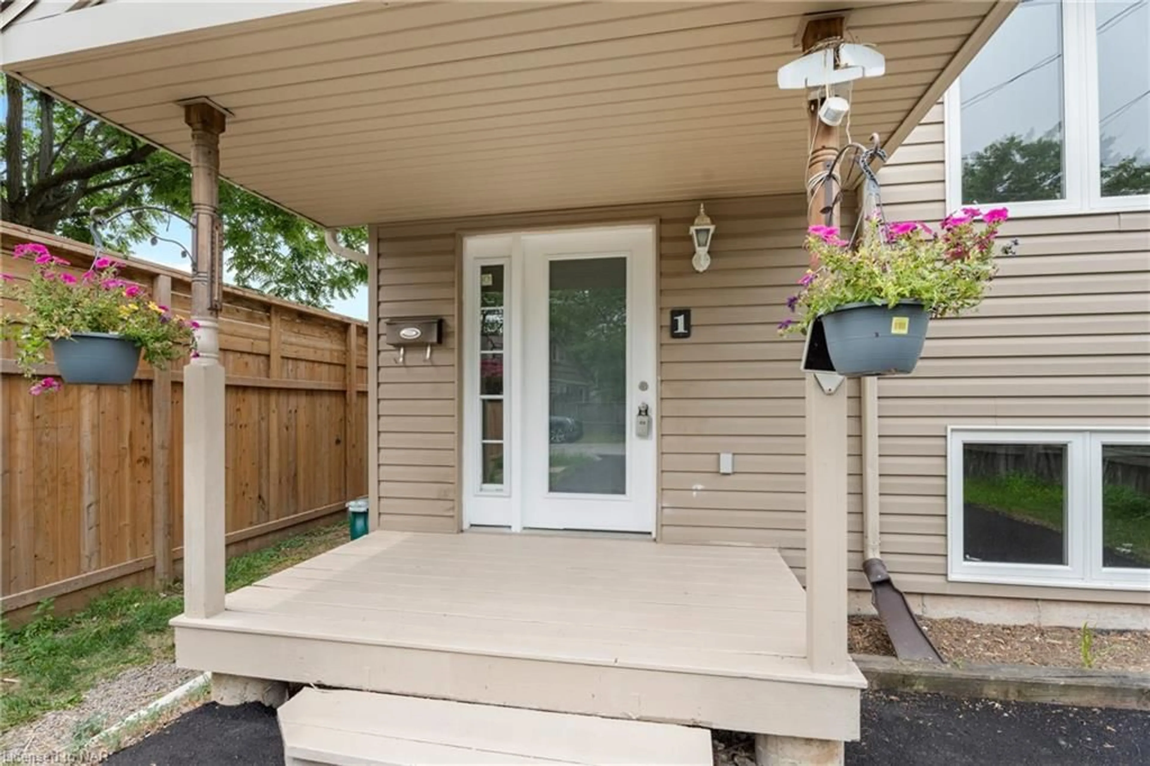 Indoor entryway, wood floors for 1 Thornton St, St. Catharines Ontario L2P 1T9