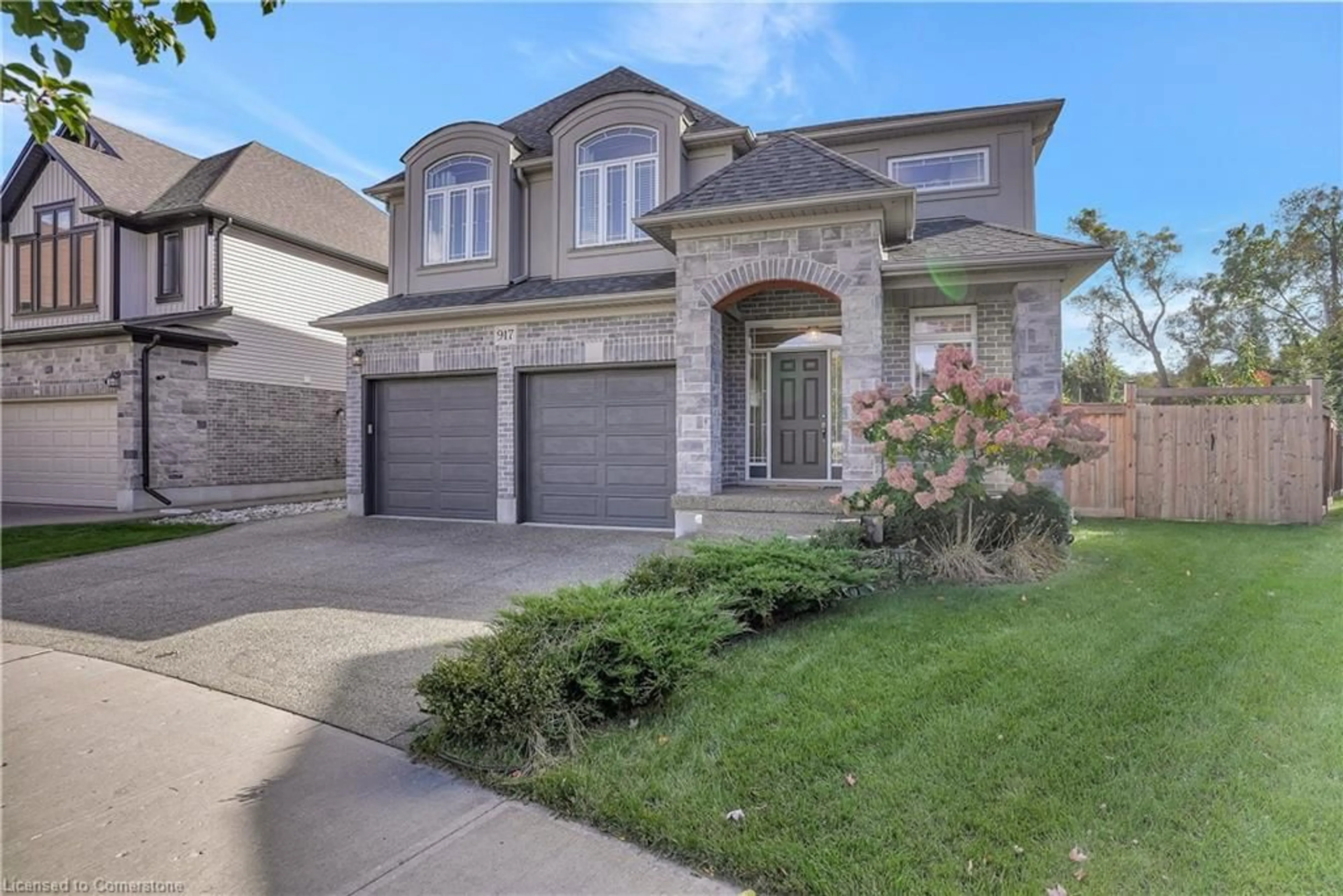 Frontside or backside of a home, the street view for 917 Deer Creek Crt, Kitchener Ontario N2A 0J1