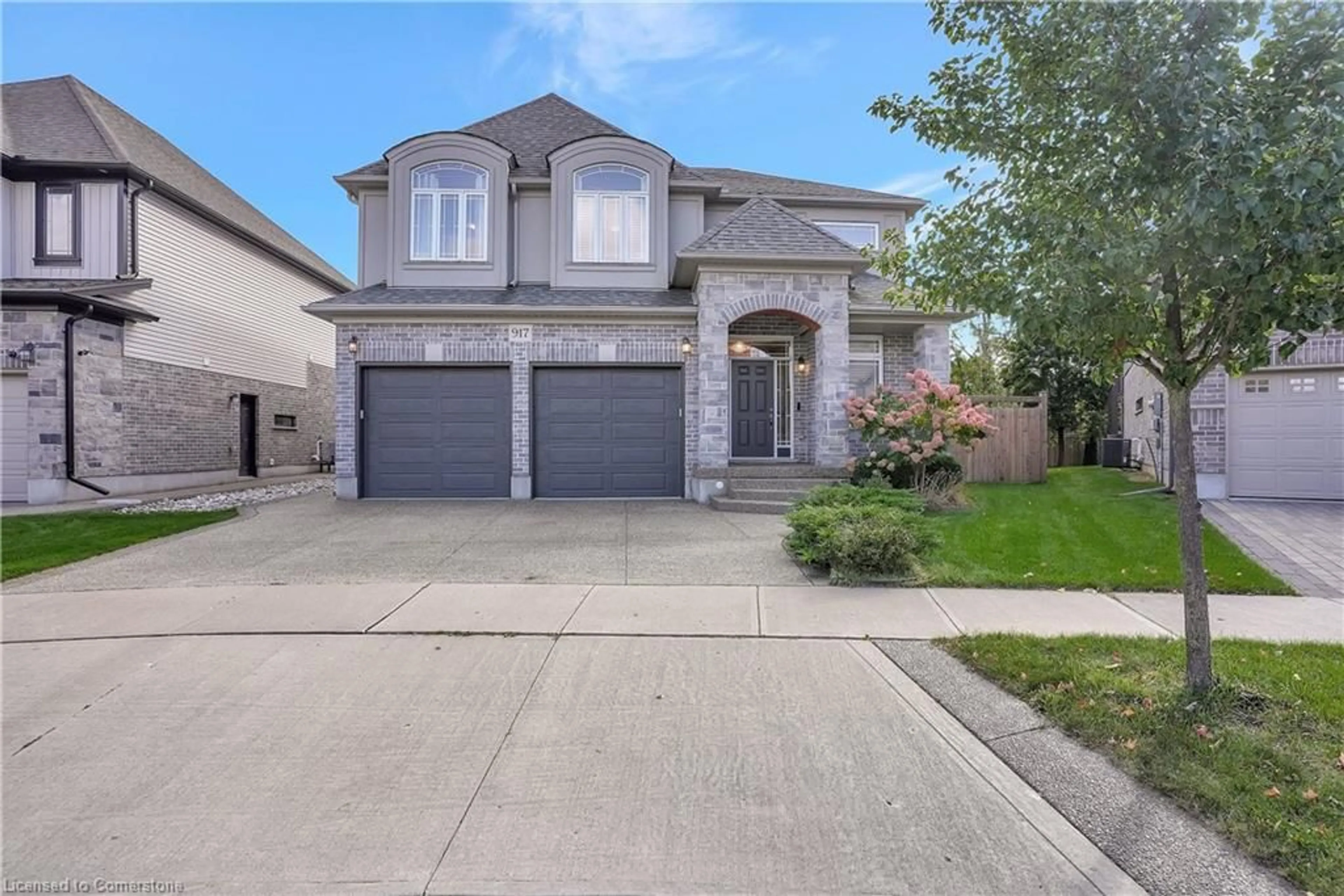 Frontside or backside of a home, the street view for 917 Deer Creek Crt, Kitchener Ontario N2A 0J1