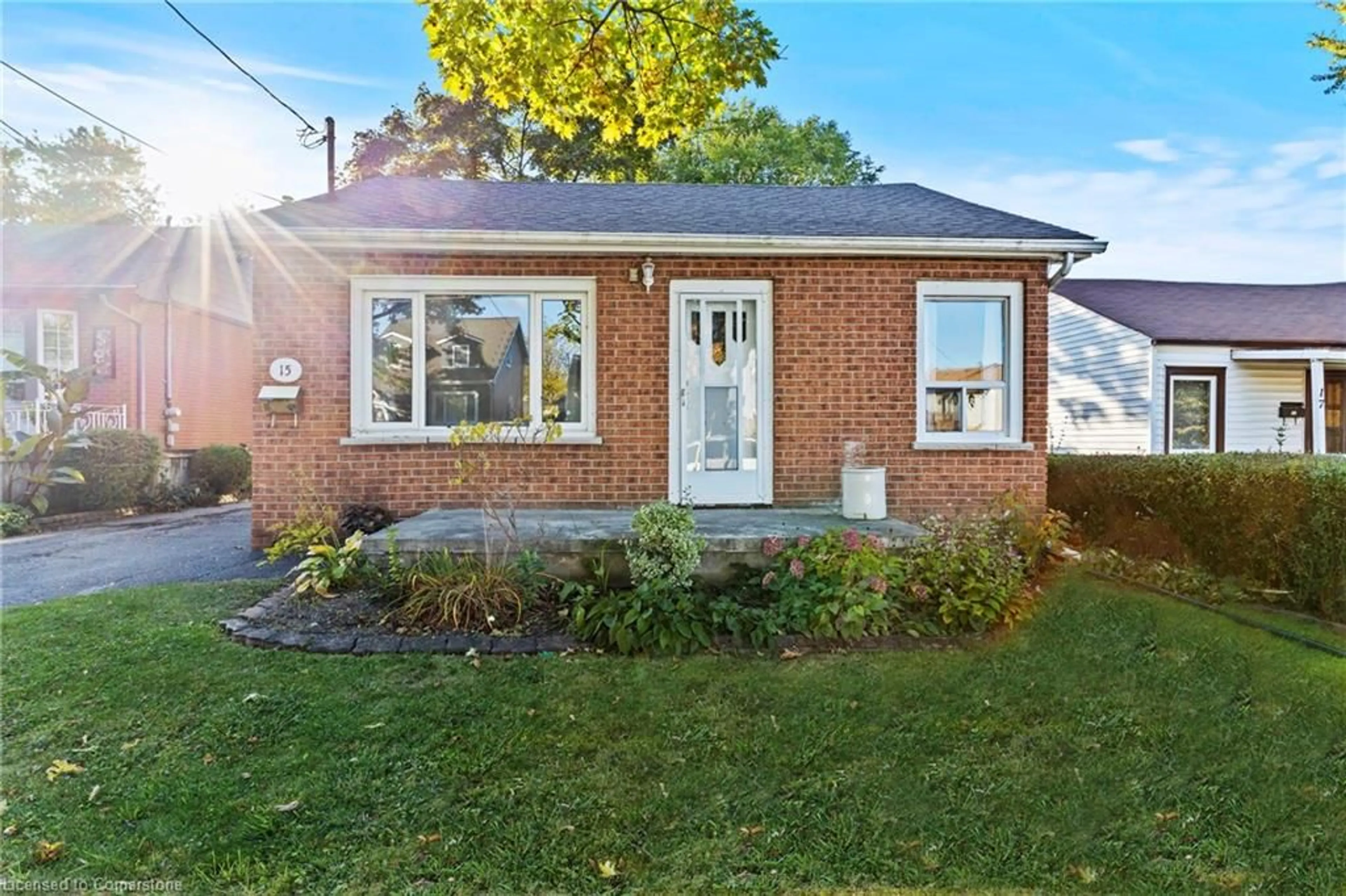 Home with brick exterior material for 15 Hayes St, St. Catharines Ontario L2T 1N5